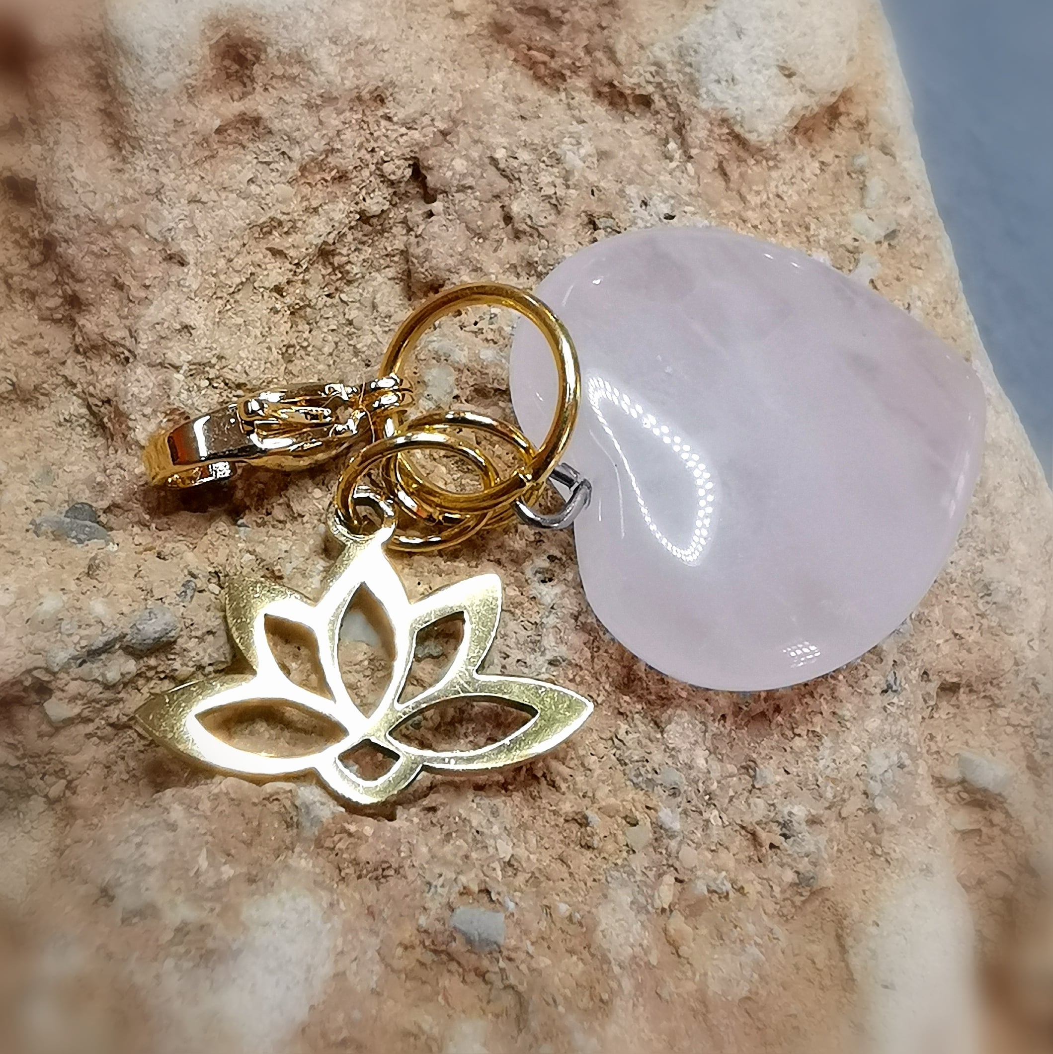 Rosenquarz Herz Edelstein Charm mit Lotus – Karma Anhänger für Liebe & spirituelles Wachstum