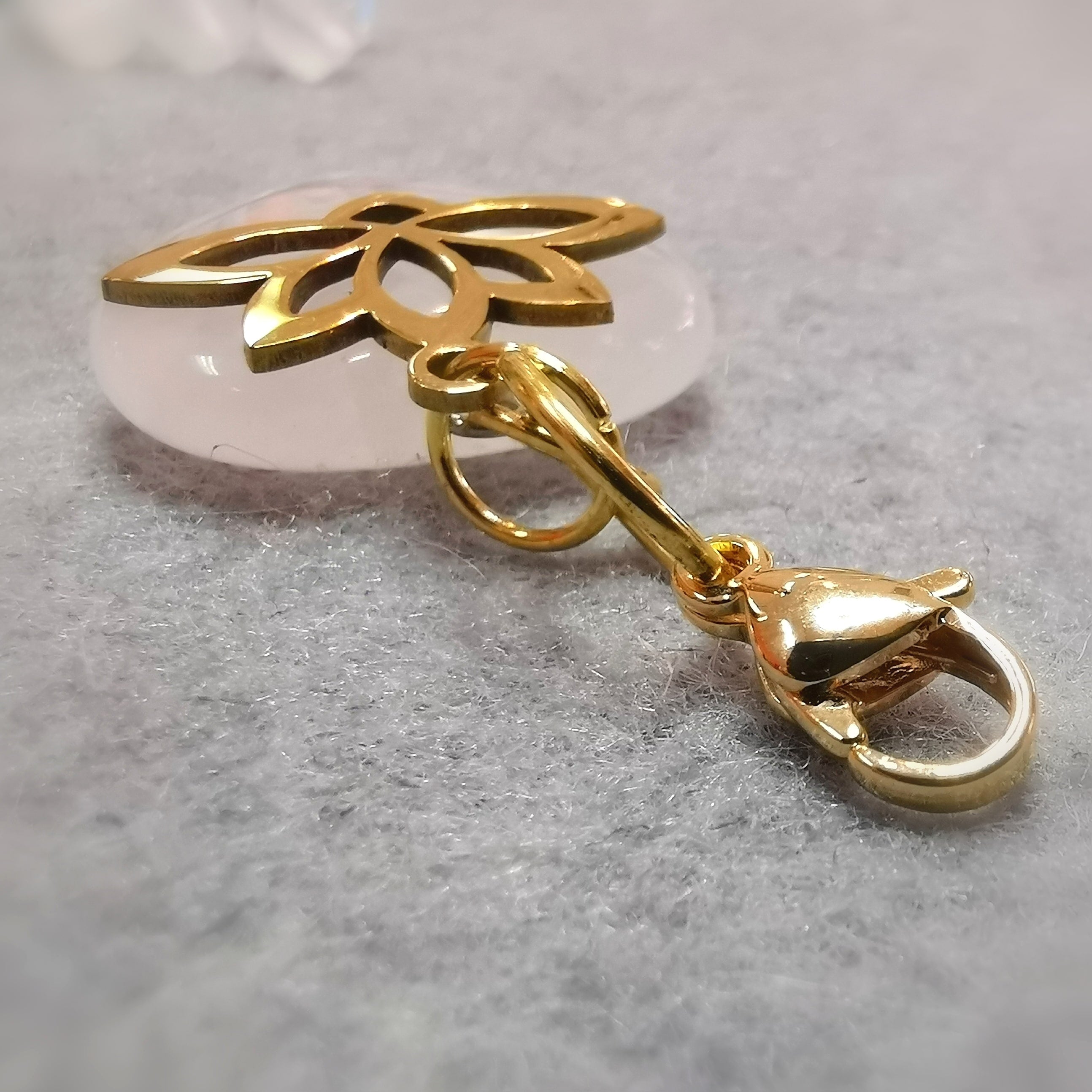 Rosenquarz Herz Edelstein Charm mit Lotus – Karma Anhänger für Liebe & spirituelles Wachstum