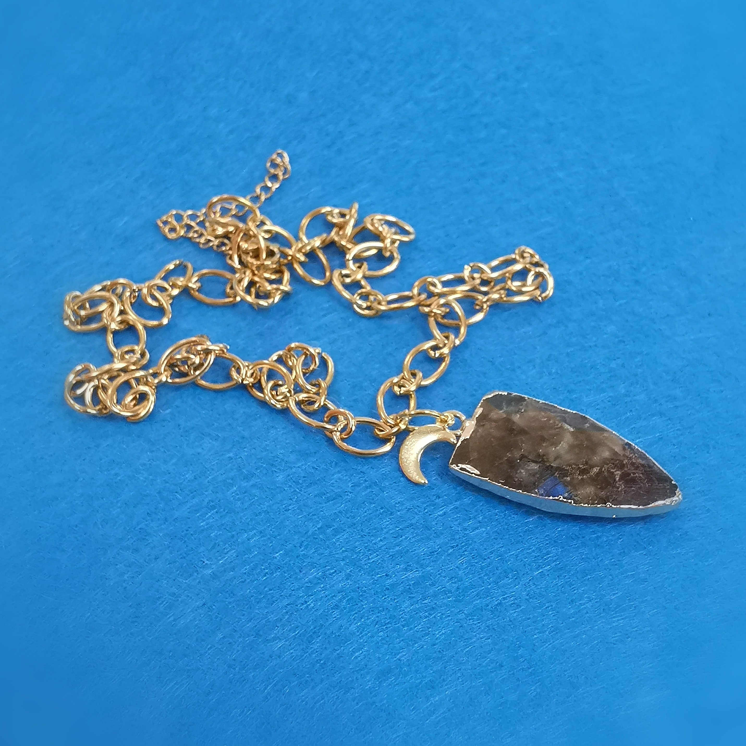 Labradorit Karma Edelstein Gold Kette mit Neumond Charm – geweiht für Intuition, Vertrauen & Neubeginn