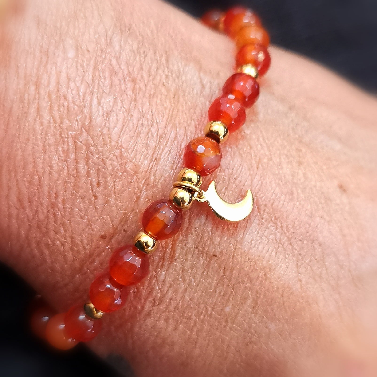 Carneol Glücksachat Armband mit Neumond – geweiht für Lebensfreude, Mut & Neubeginn