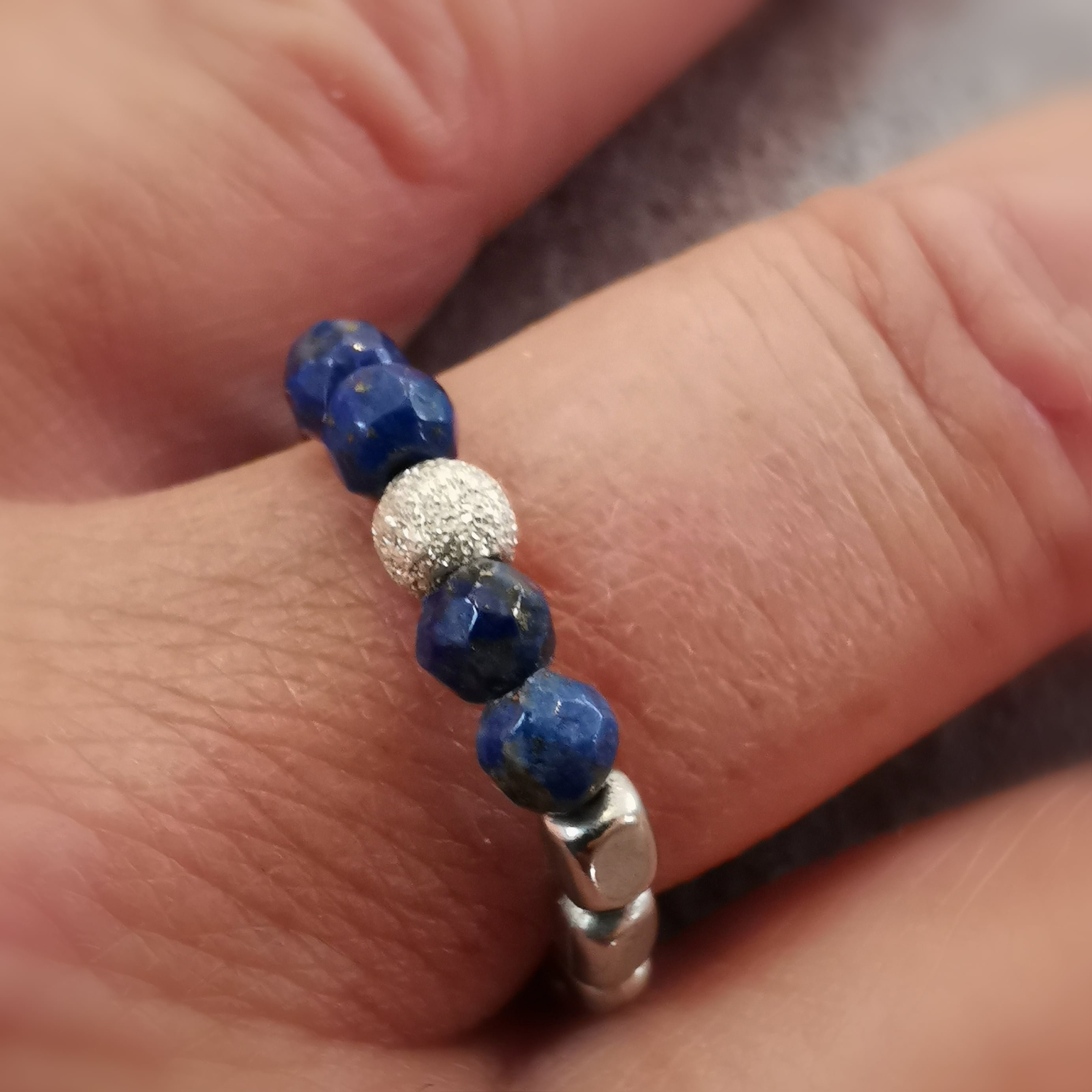 Lapislazuli Edelstein Glitzer Elastik Ring – Ruhe & Klarheit