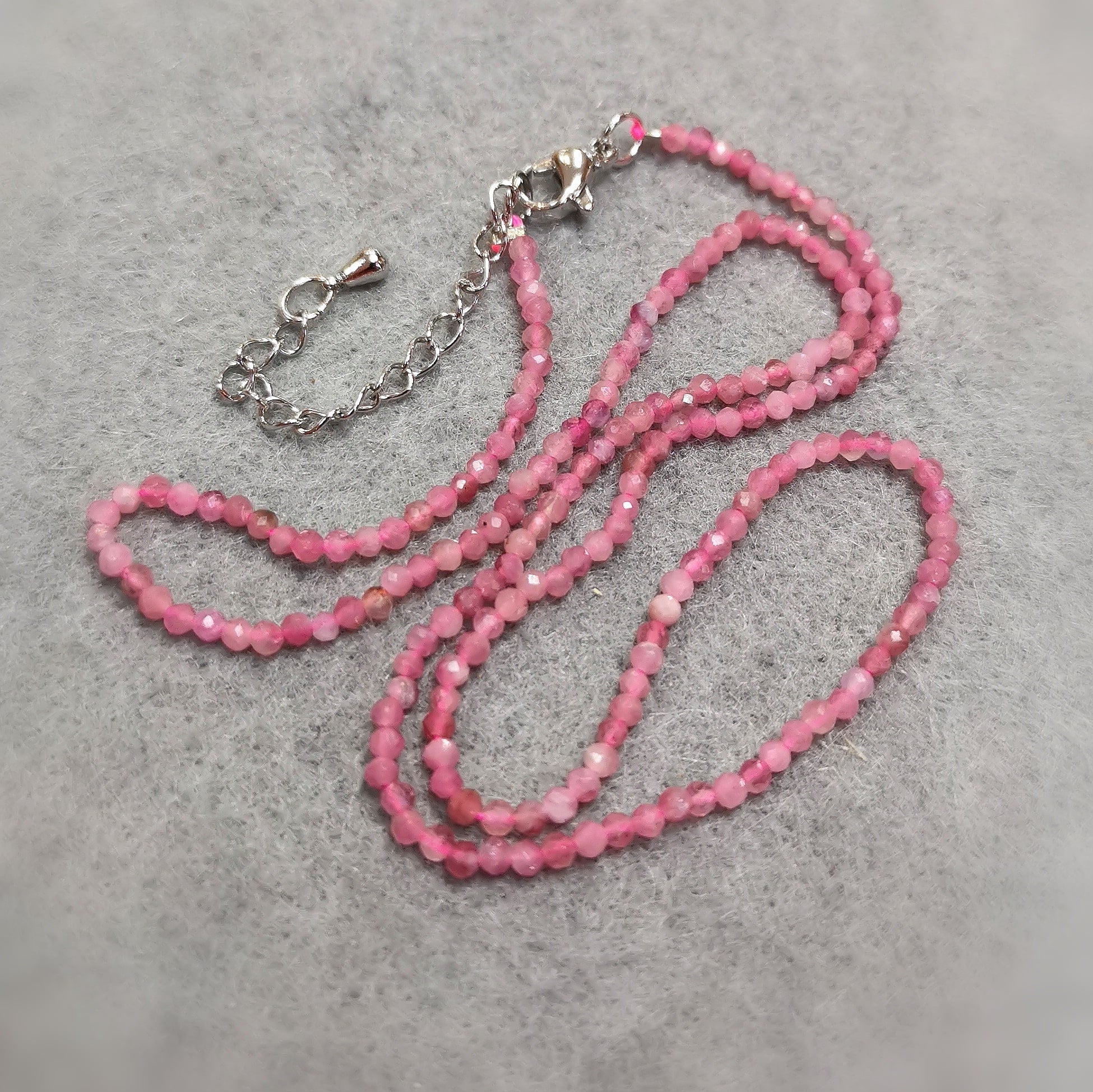 Rosa Turmalin Heilstein Edelstein Chakra Kette 2 mm – geweiht für Liebe zum Leben & Herzenskraft