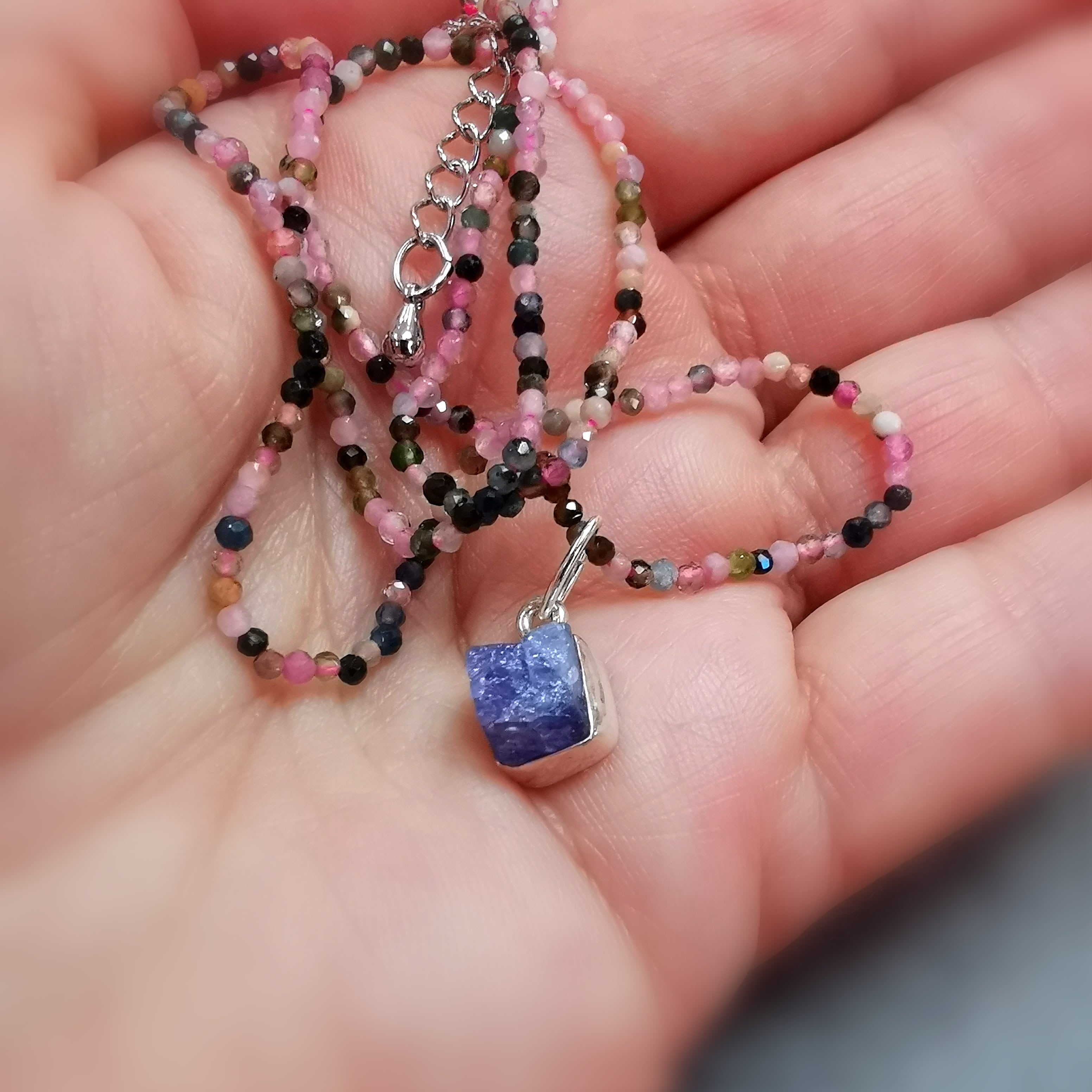 Multicolor Turmalin Edelstein Kette mit Tansanit Charm – geweiht für Harmonie, Schutz & Lebensfreude