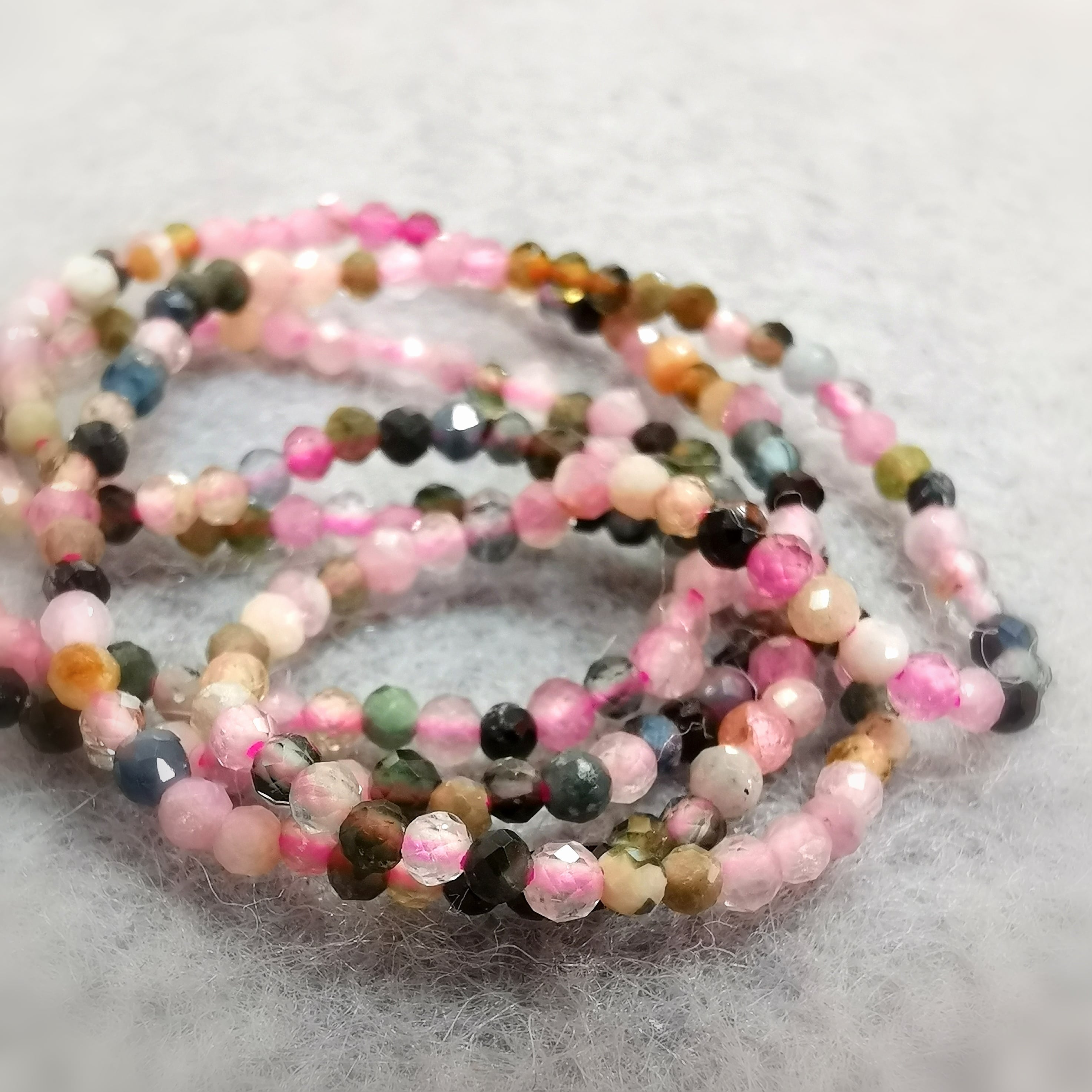 Multicolor Turmalin Edelstein Kette mit Tansanit Charm – geweiht für Harmonie, Schutz & Lebensfreude