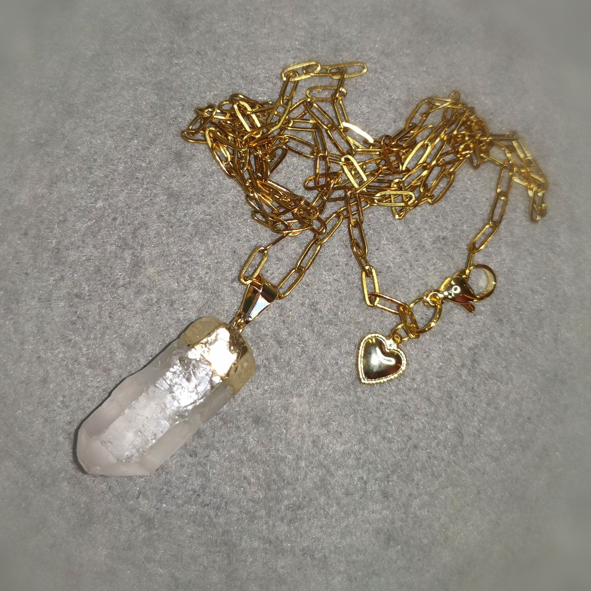 Bergkristall Heilstein Spitze Gold Karma Edelstahl Kette – geweiht für Klarheit, Energie & innere Reinheit