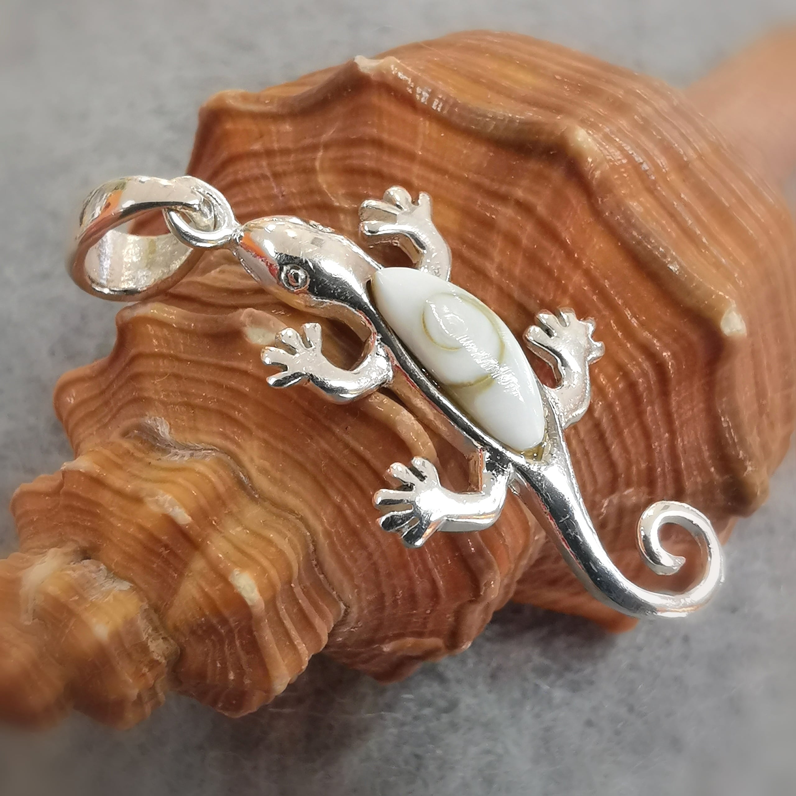 Gecko Glücksbringer Anhänger – Shiva Auge Muschel & Sterlingsilber