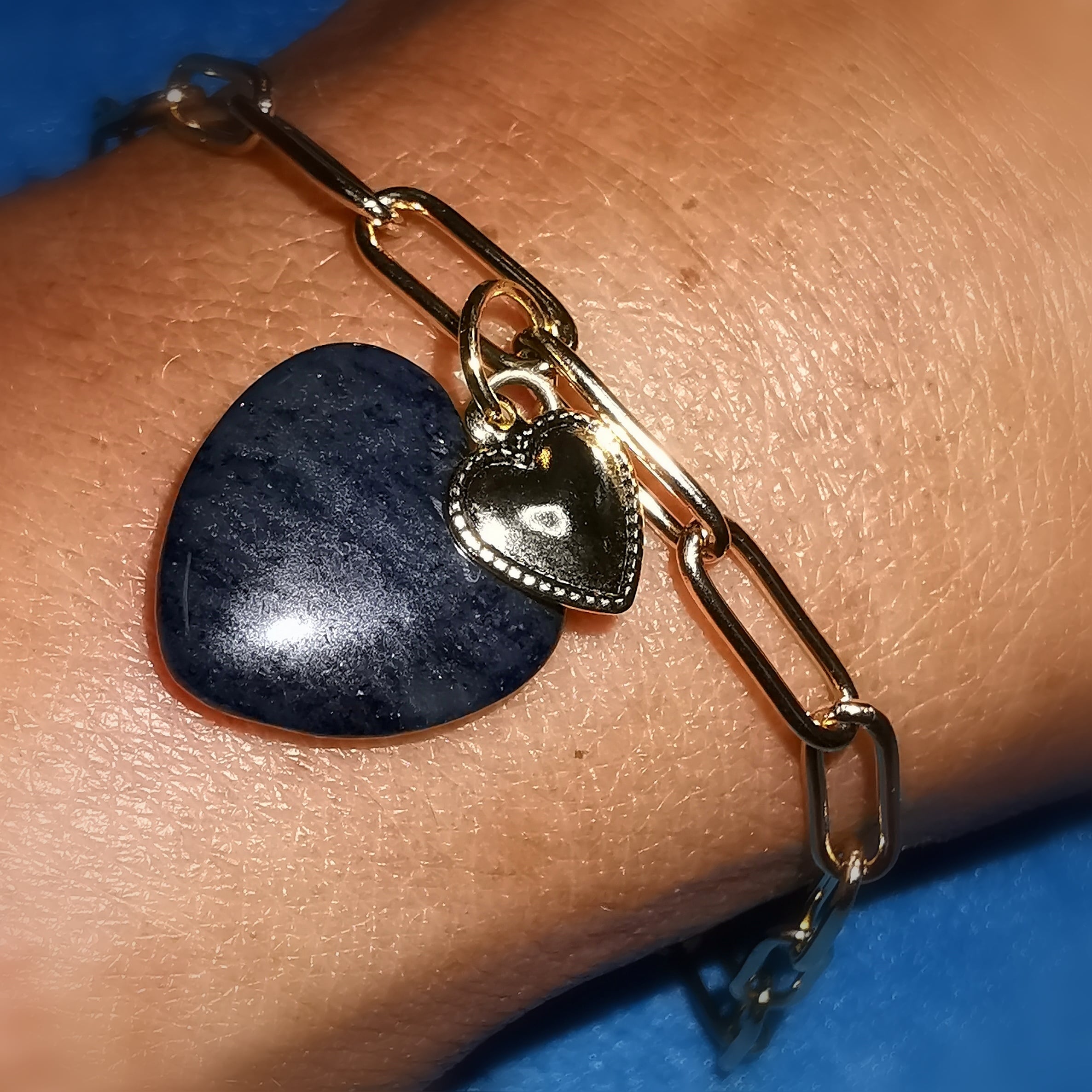 Dumortierit Herz Edelstein Gold Edelstahl Armband – geweiht für Gelassenheit