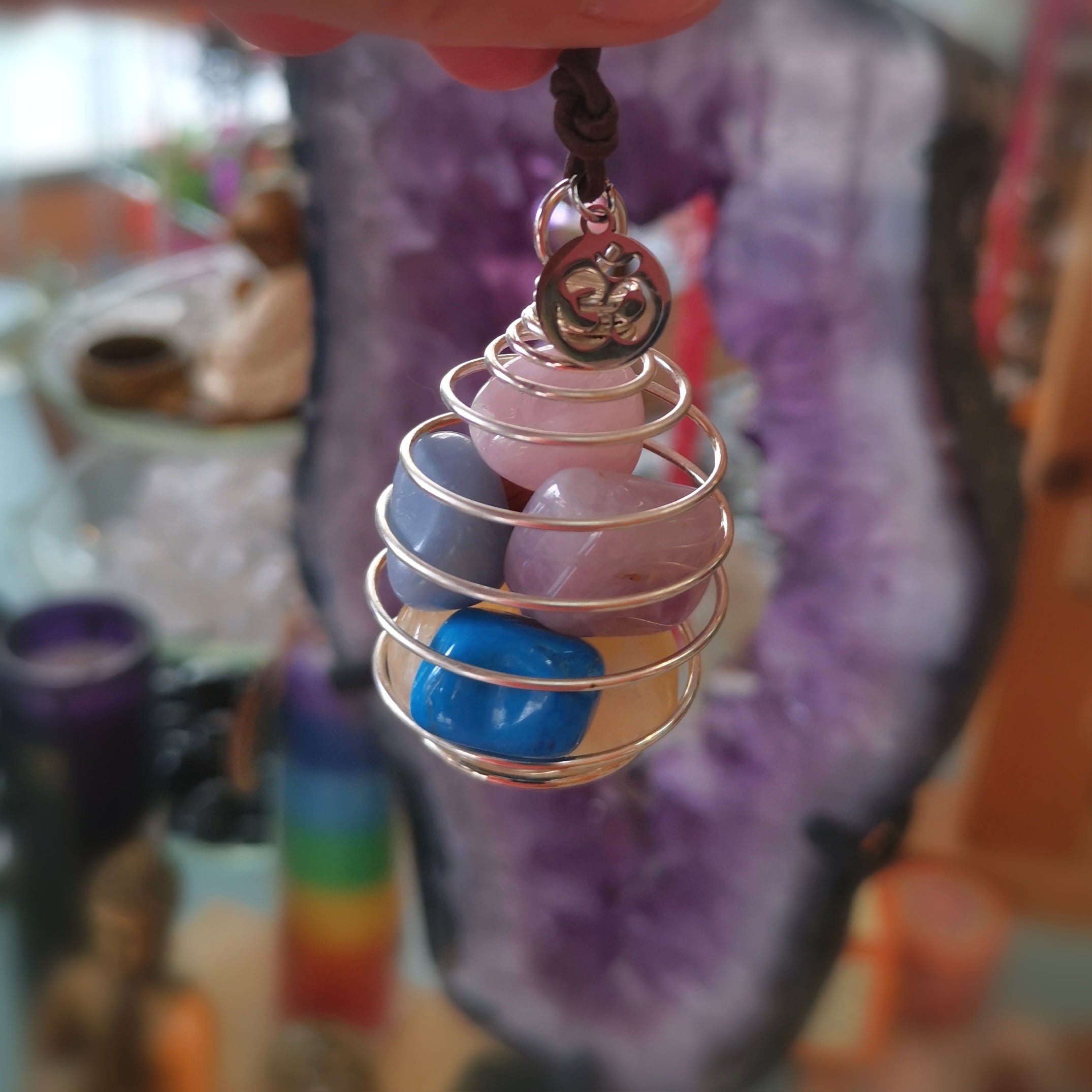 Chakra Balance Spiralen Anhänger Leder Kette – OM & 7 Edelsteine