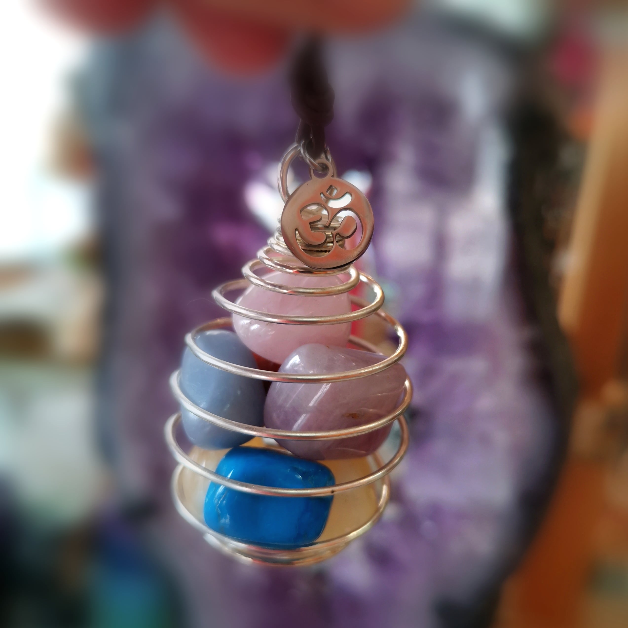 Chakra Balance Spiralen Anhänger Leder Kette – OM & 7 Edelsteine
