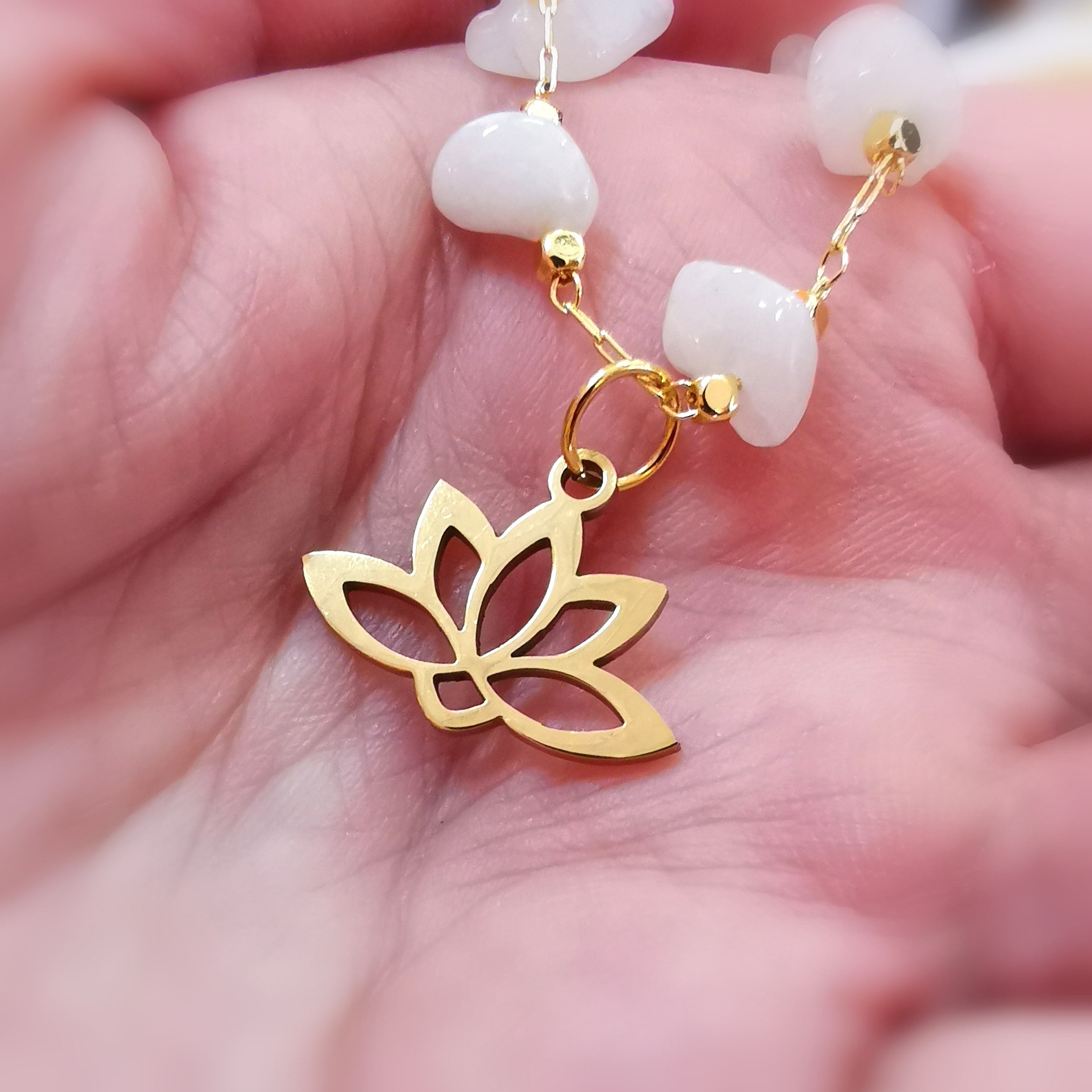 
Mondstein Lotus Karma Kette Gold – Intuition, Weiblichkeit & innere Harmonie
