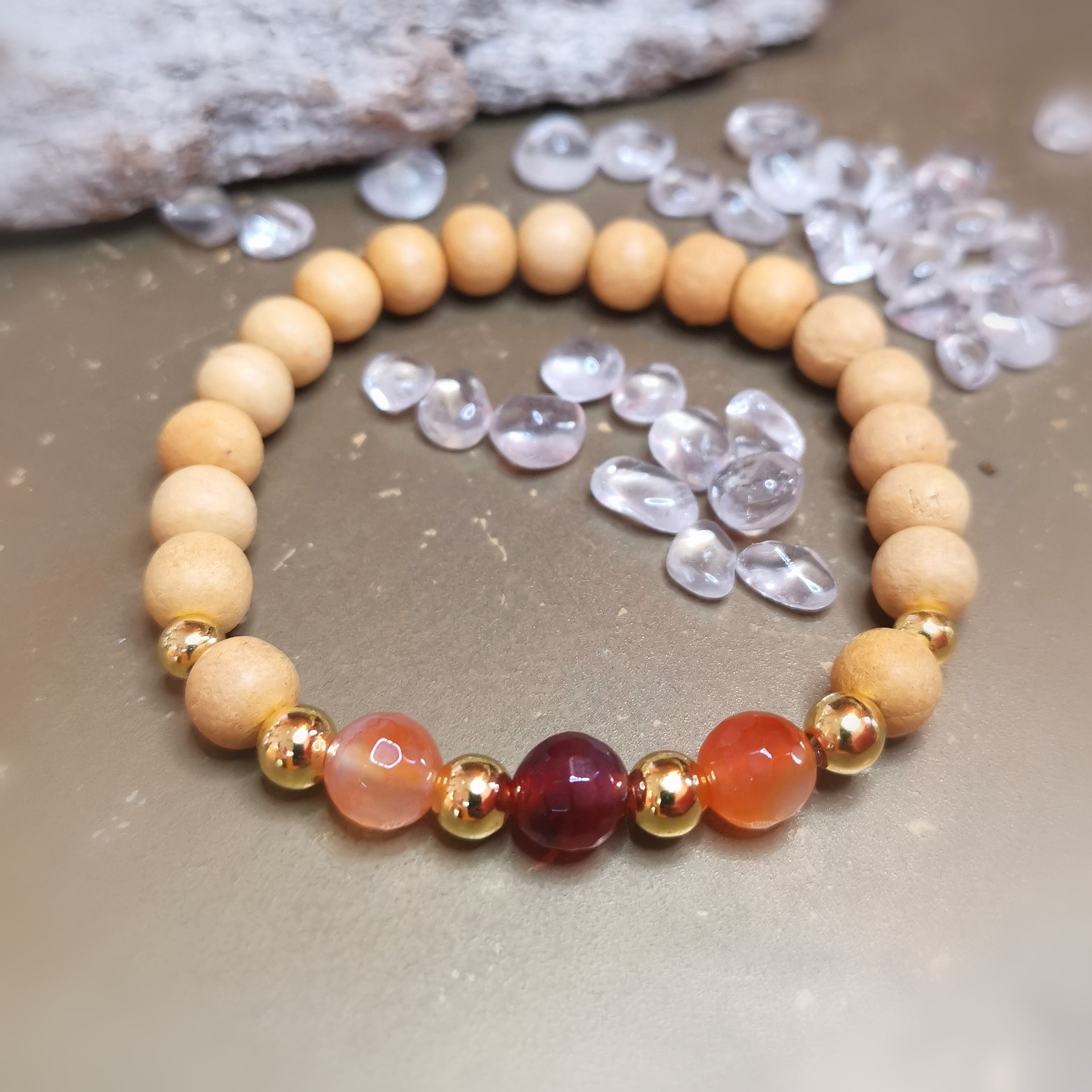 Yoga Armband Sandelholz & Carneol – geweiht für Lebensfreude & innere Ruhe