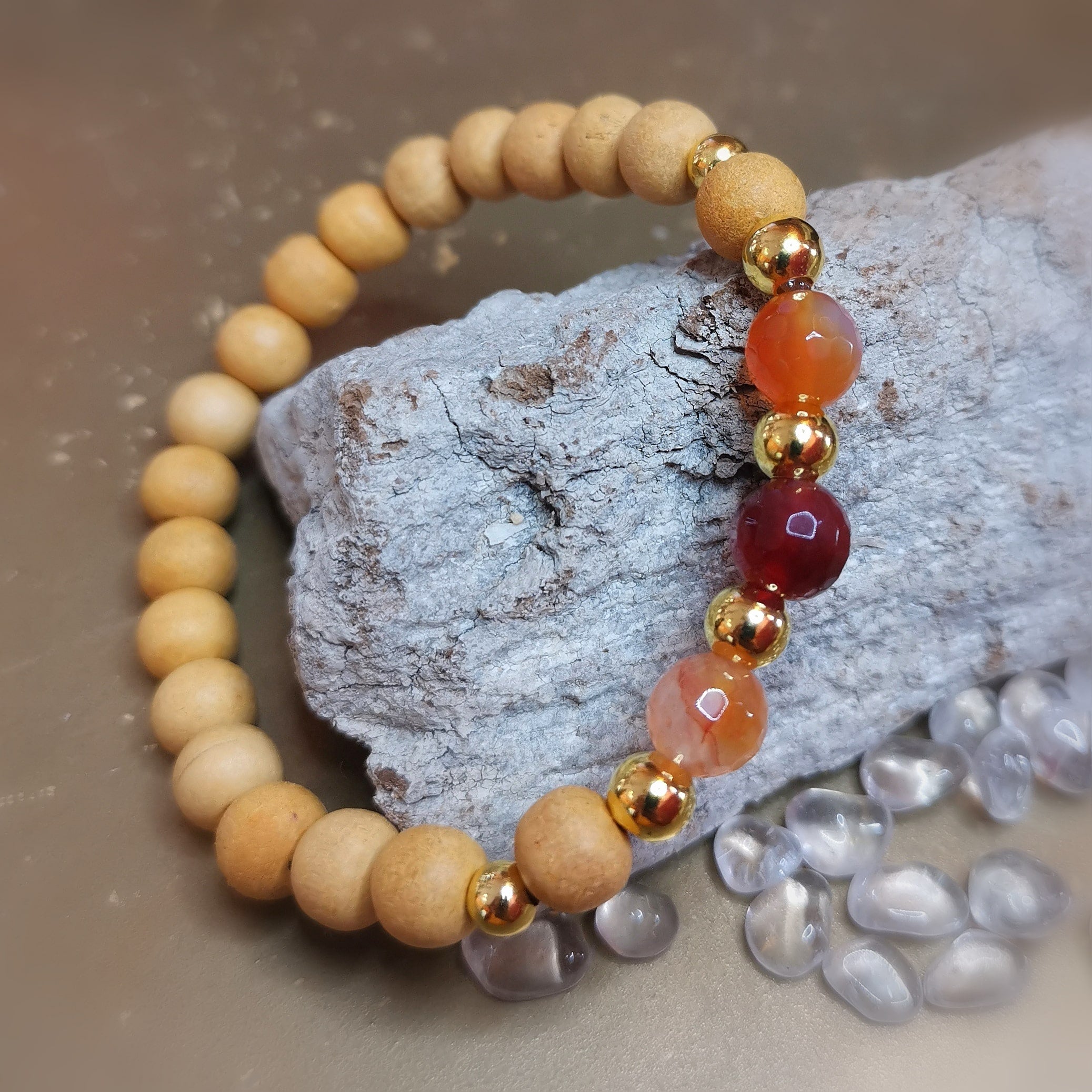 Yoga Armband Sandelholz & Carneol – geweiht für Lebensfreude & innere Ruhe