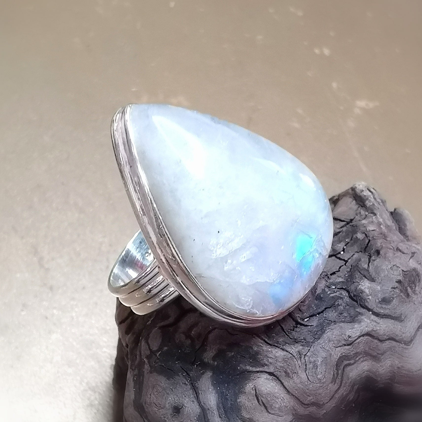 Regenbogen-Mondstein Yoga Ring – geweiht für Öffnung, Intuition & Harmonie