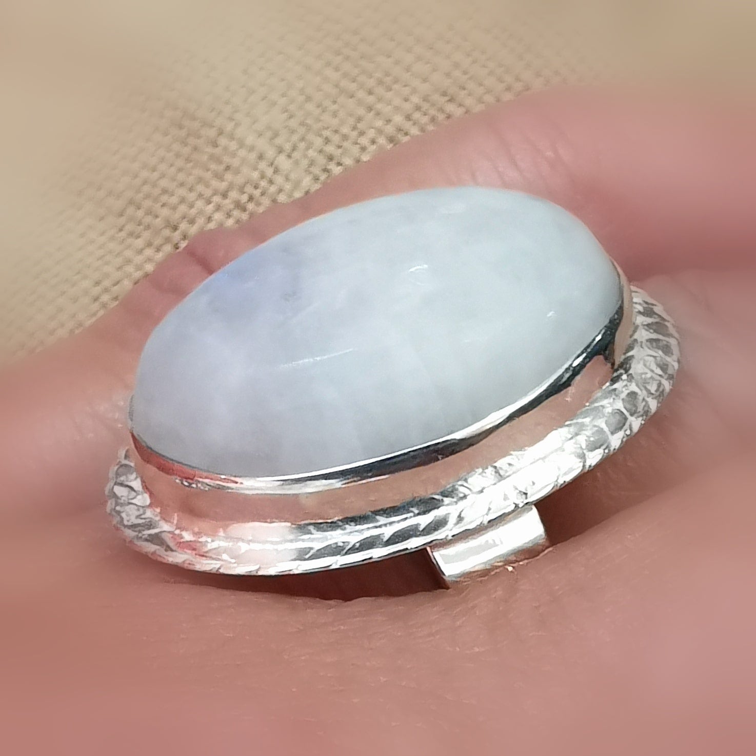 Regenbogen-Mondstein Edelstein Ring – geweiht für weibliche Intuition
