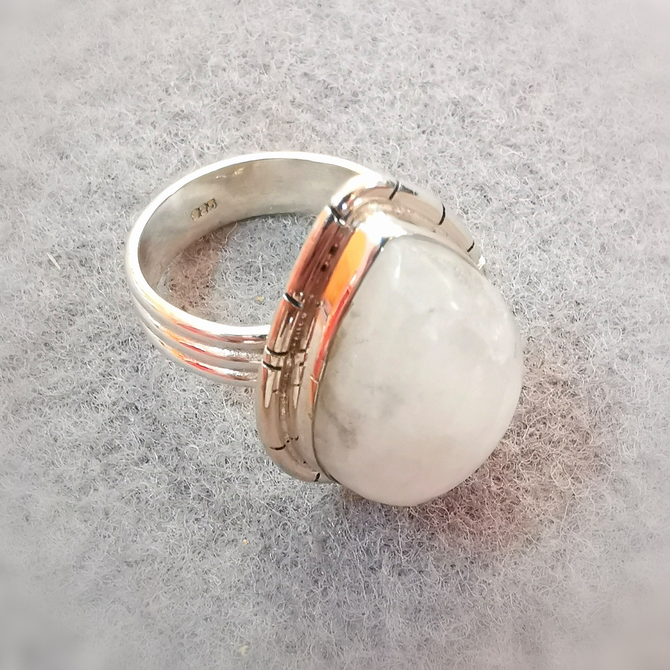 Regenbogen-Mondstein Edelstein Ring – für Intuition & Weiblichkeit