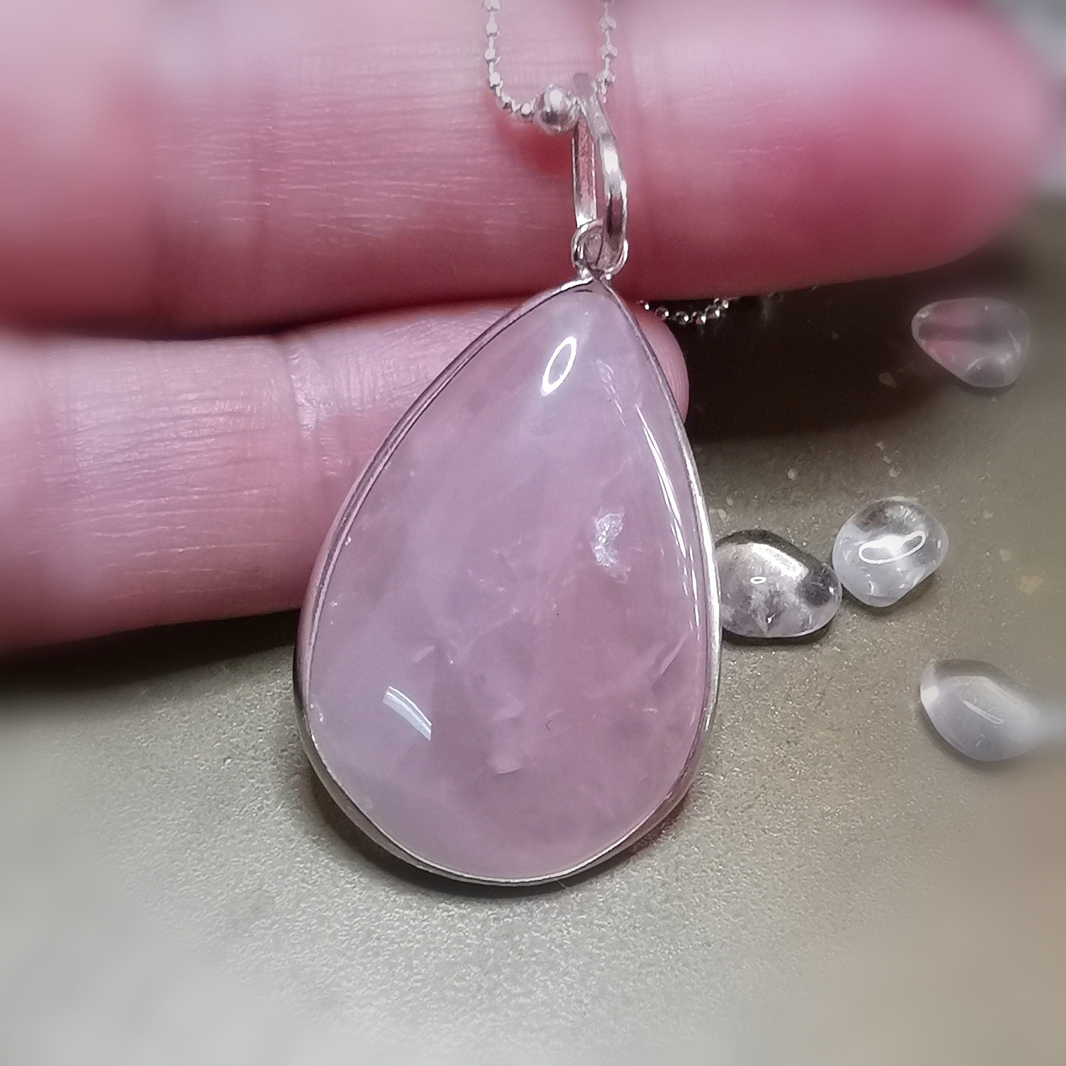 Rosenquarz Tropfen Edelstein Kette, geweiht für Liebe & Herzöffnung