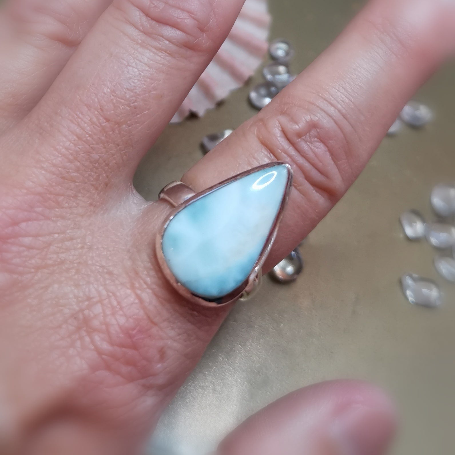 Larimar Edelstein Tropfen Ring – geweiht für Frieden & Energie