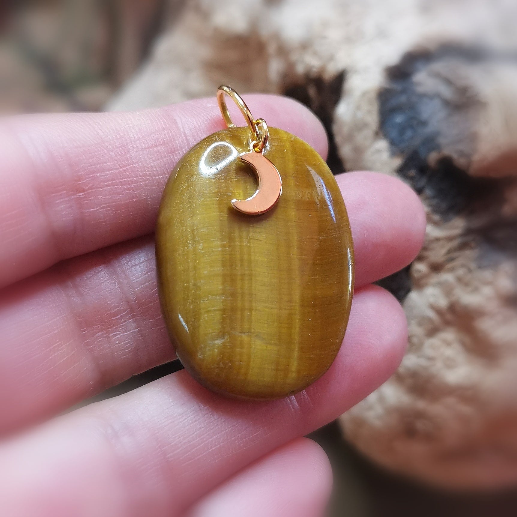 Tigerauge Edelstein Anhänger mit Neumond – Gold Edelstahl, für Mut & innere Stärke