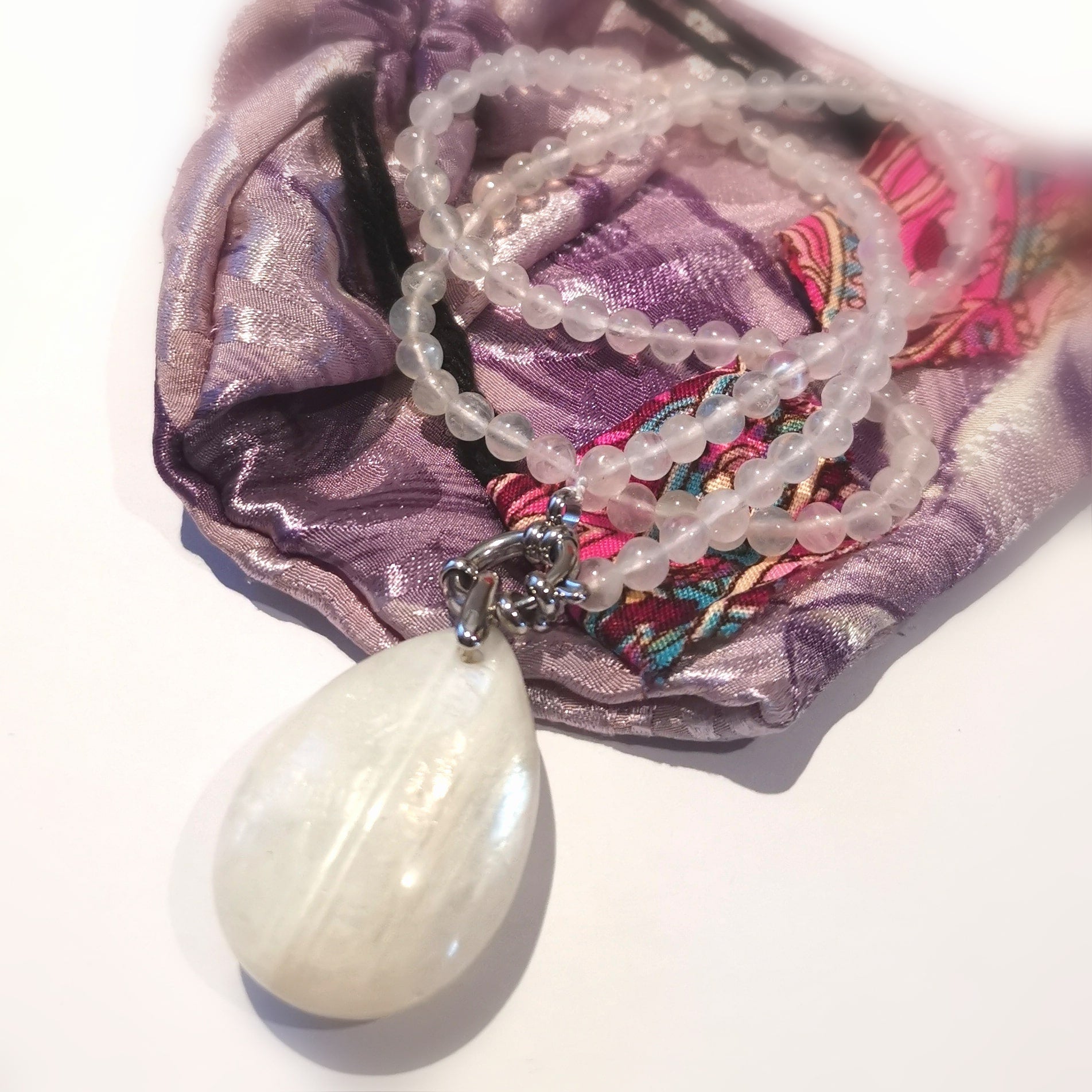 Regenbogen-Mondstein Anhänger an Bergkristall Kette – geweiht für Klarheit