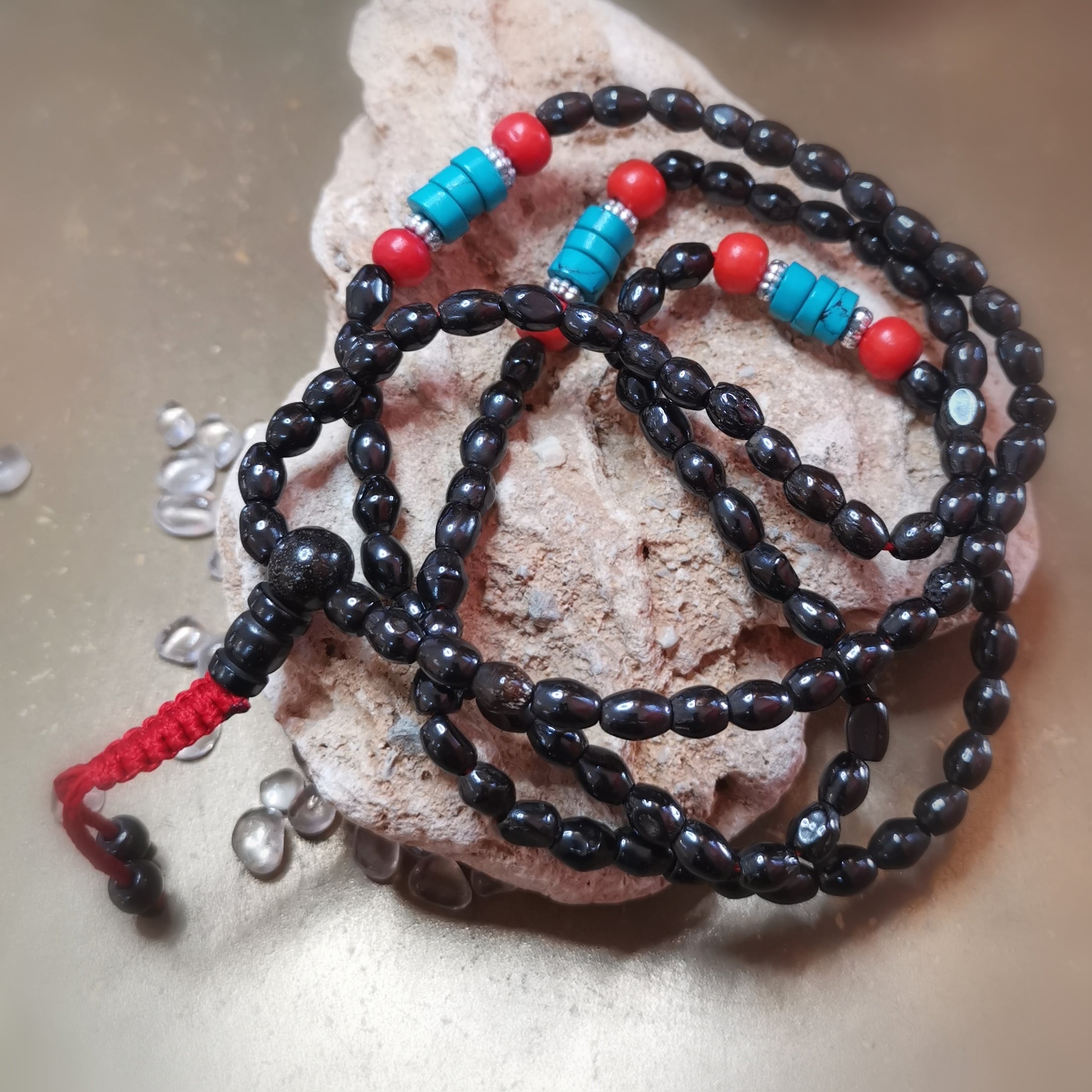 Mala, cuentas de oración hechas de hueso marrón – consagradas para la fuerza y ​​la atención plena.