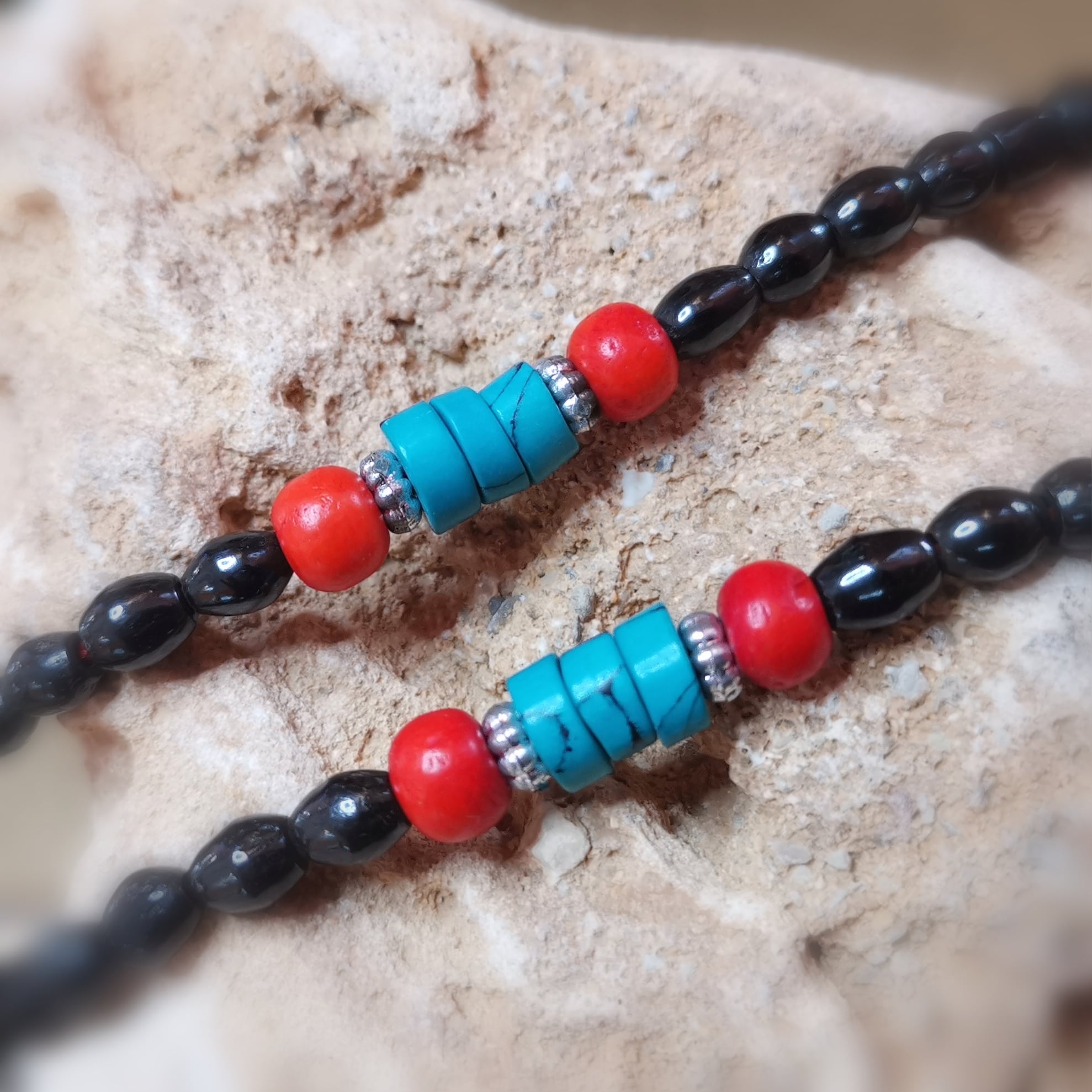 Mala, cuentas de oración hechas de hueso marrón – consagradas para la fuerza y ​​la atención plena.