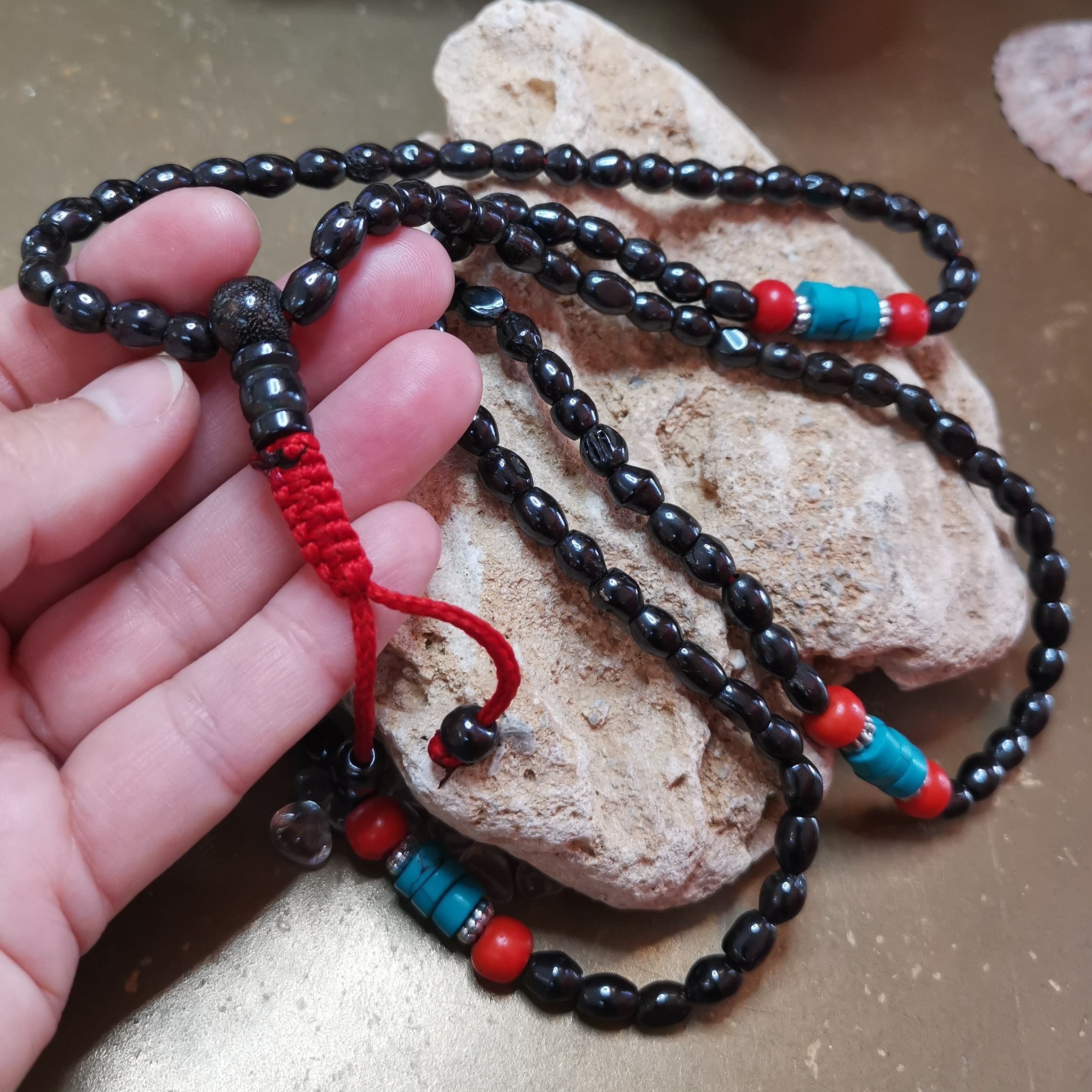 Mala, cuentas de oración hechas de hueso marrón – consagradas para la fuerza y ​​la atención plena.