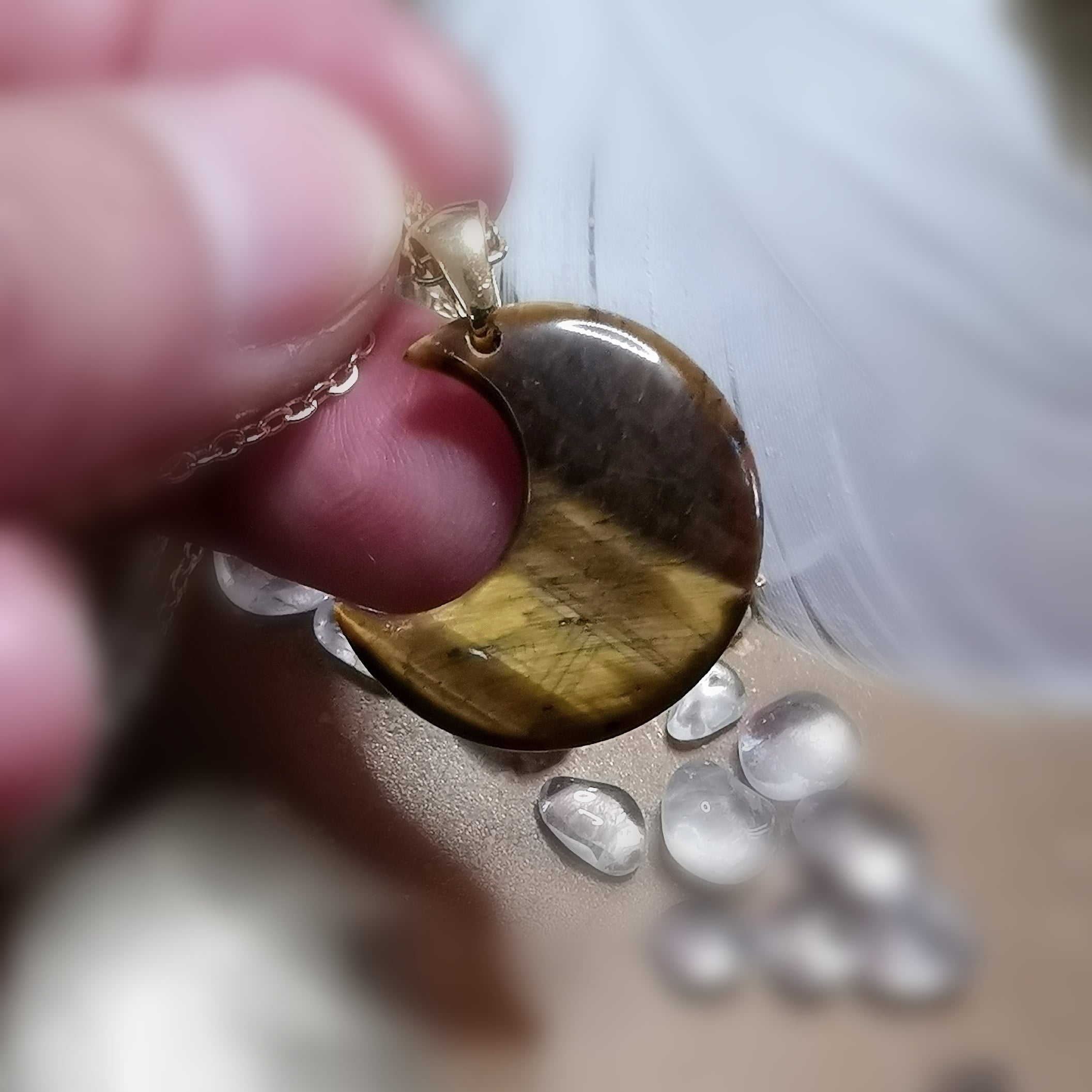 Tigerauge Neumond Edelstein Gold Kette – geweiht für Mut & innere Stärke