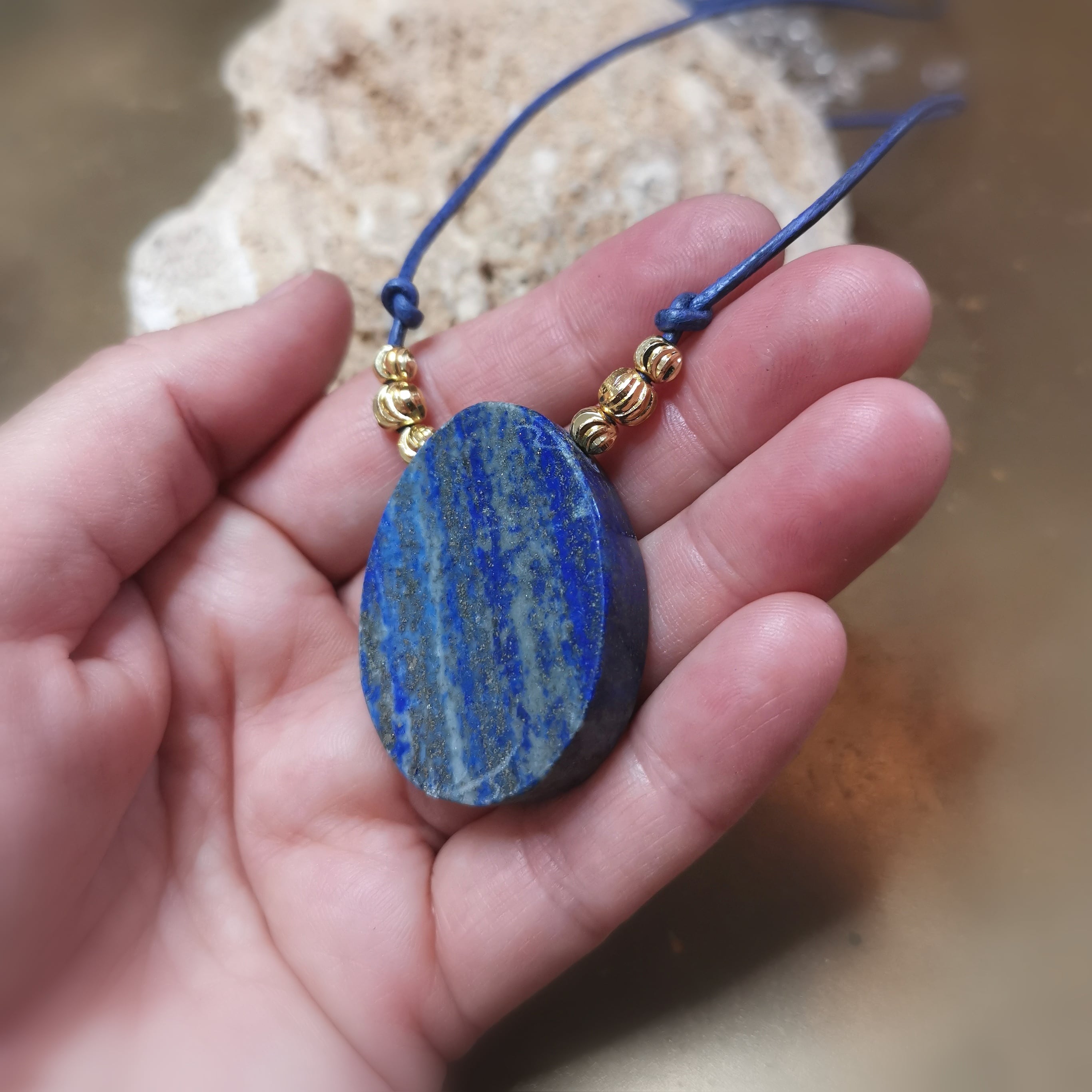 Collar con amuleto de lapislázuli – consagrado para la verdad y el conocimiento interior