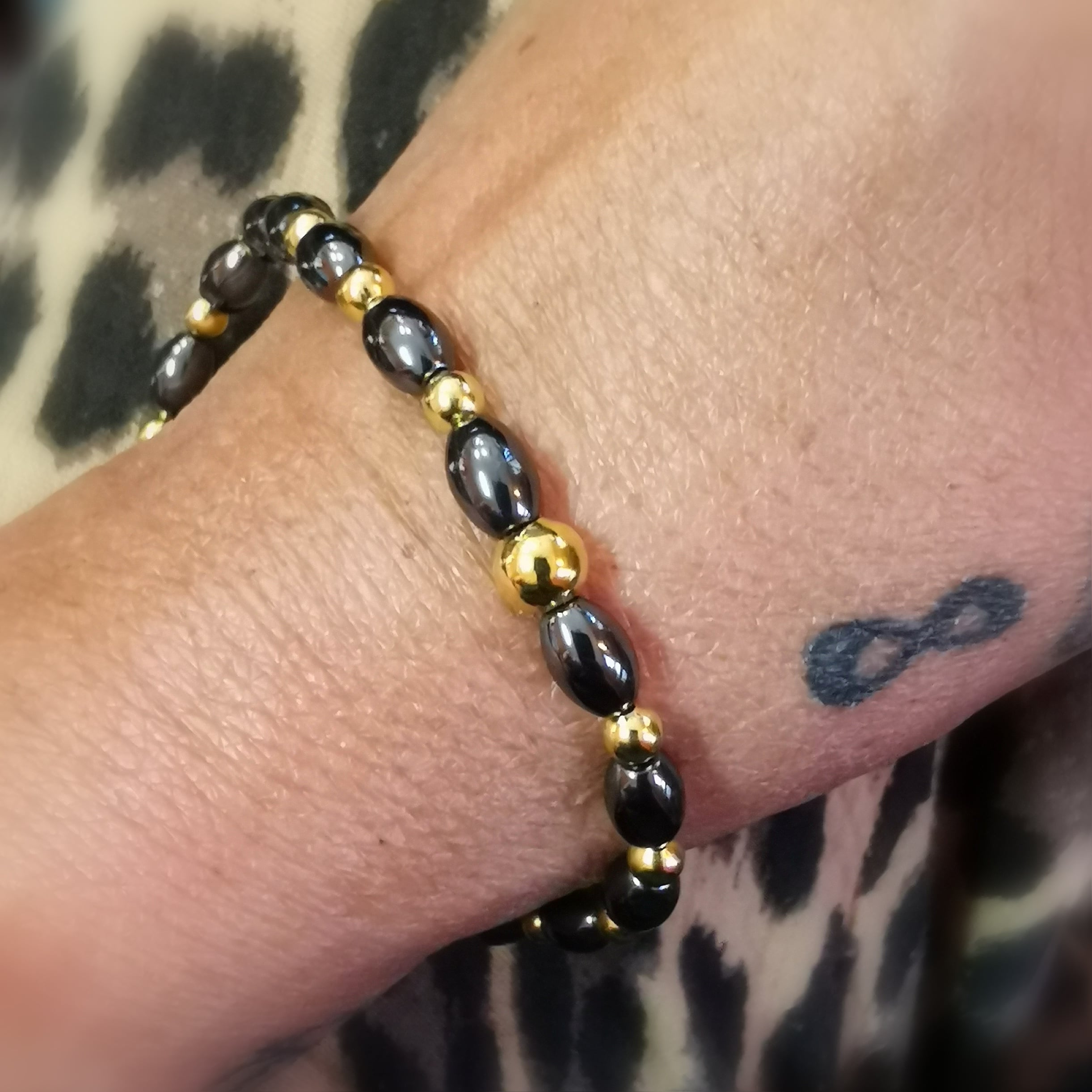 Hämatit Karma Edelstein Armband – geweiht für Stärke & innere Balance