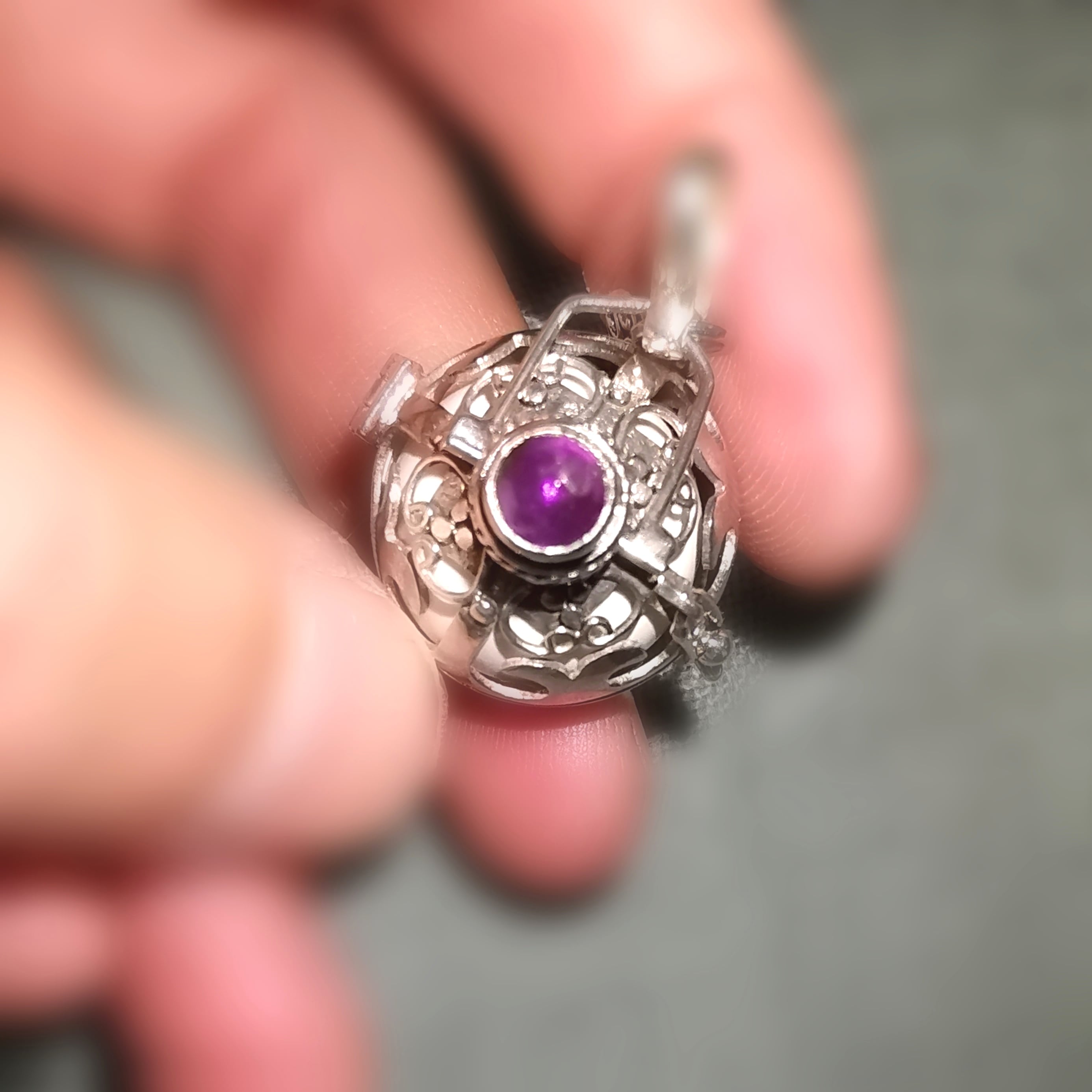 Colgante de ángel con amatista y corazón – consagrado para la protección, el amor y la paz interior.