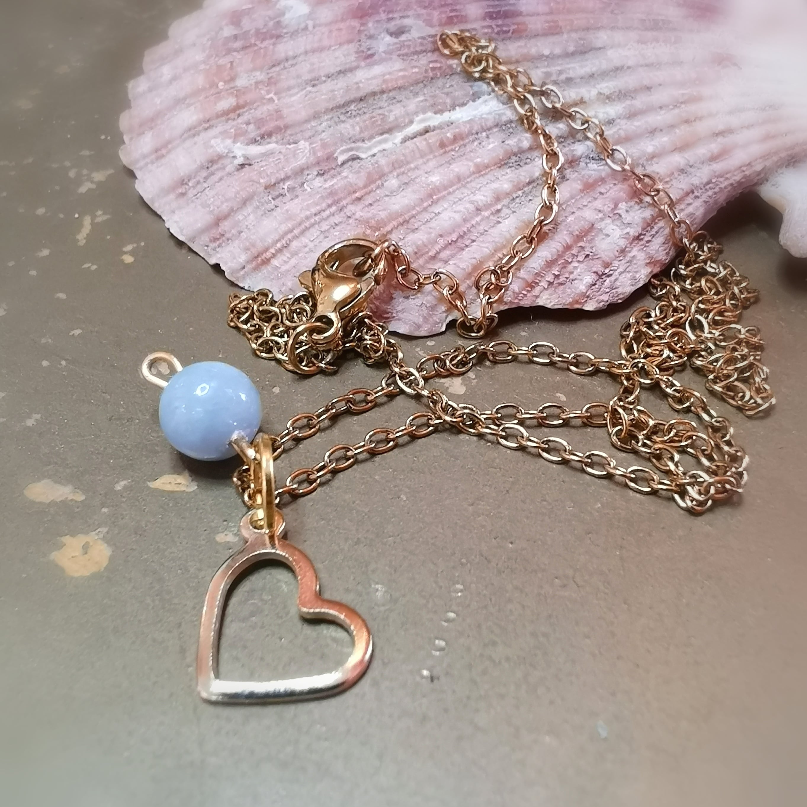 Angelit Herz Edelstein Gold Kette – liebevoll behütet & für Frieden & Sanftheit