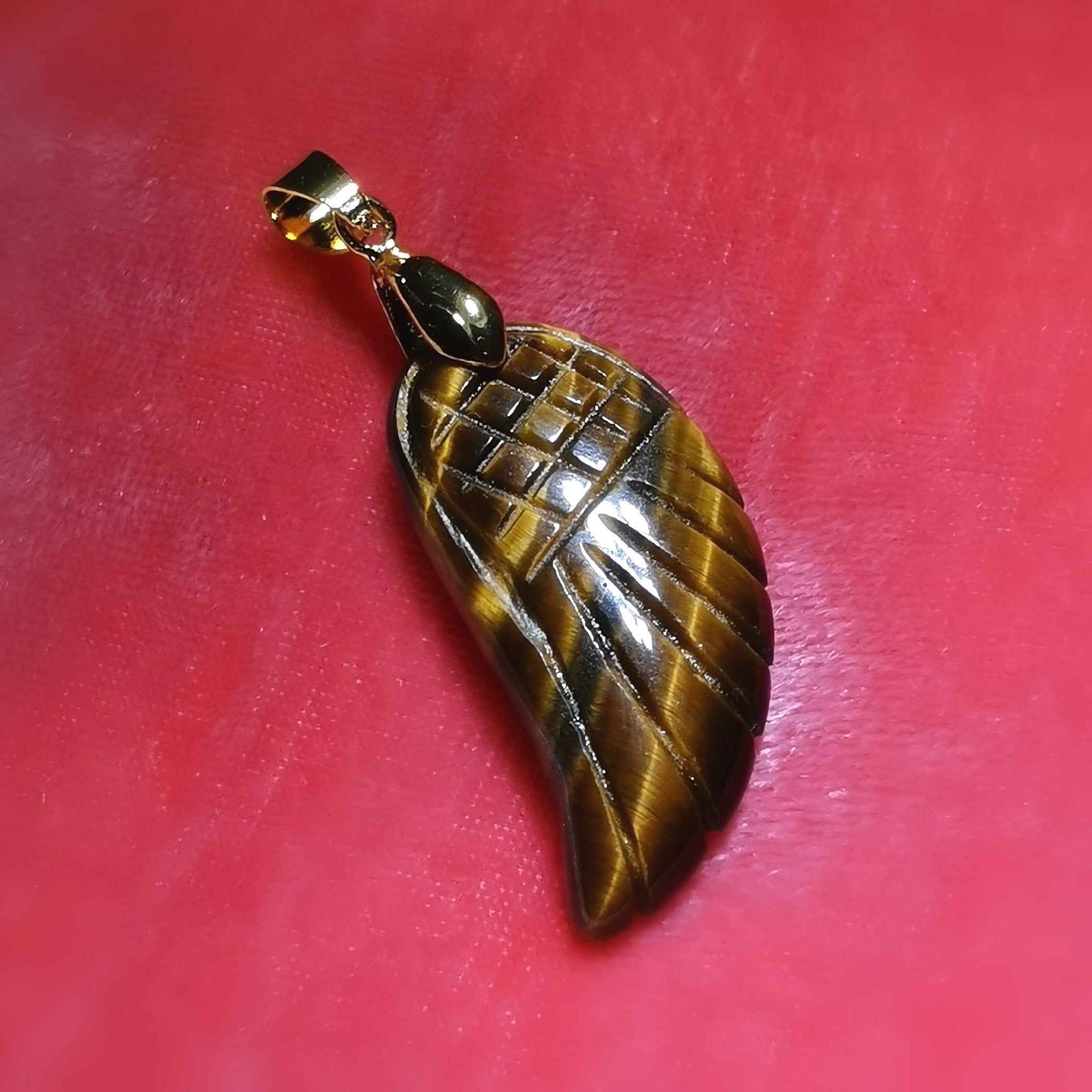 Engelsflügel Tigerauge Edelstein Anhänger – geweiht für Schutz & Vertrauen