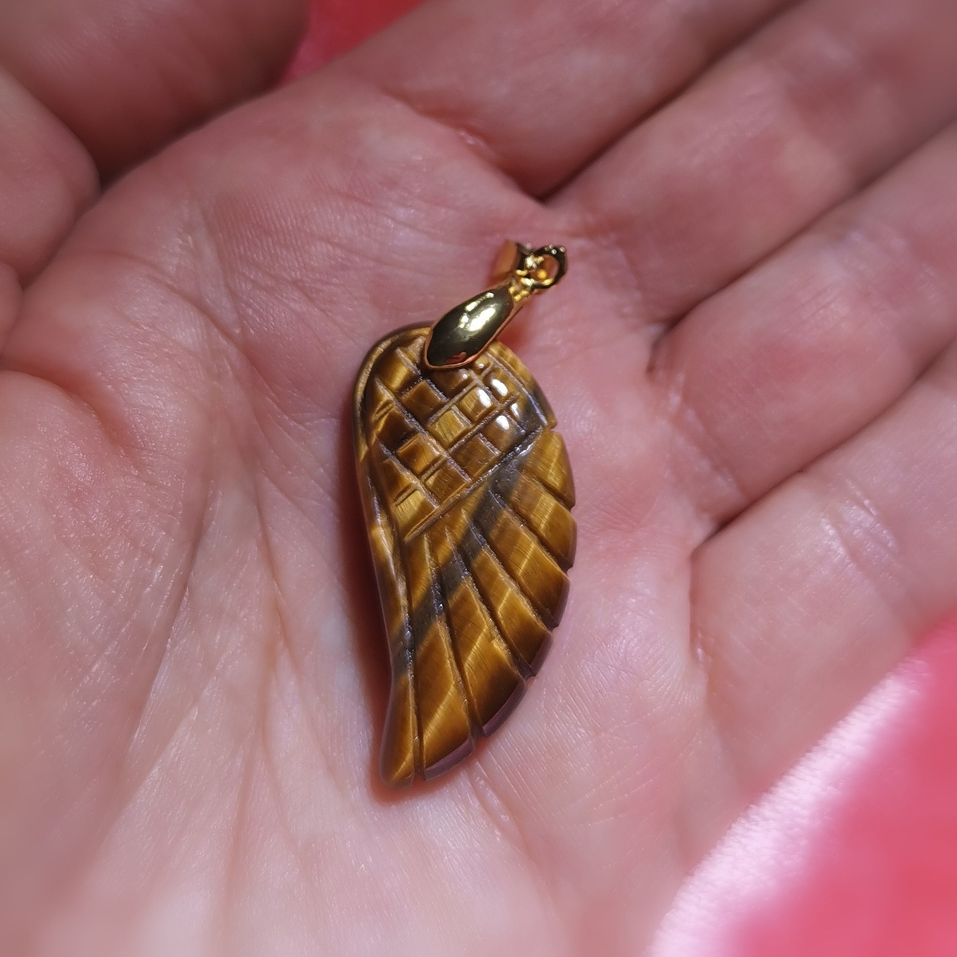 Engelsflügel Tigerauge Edelstein Anhänger – geweiht für Schutz & Vertrauen