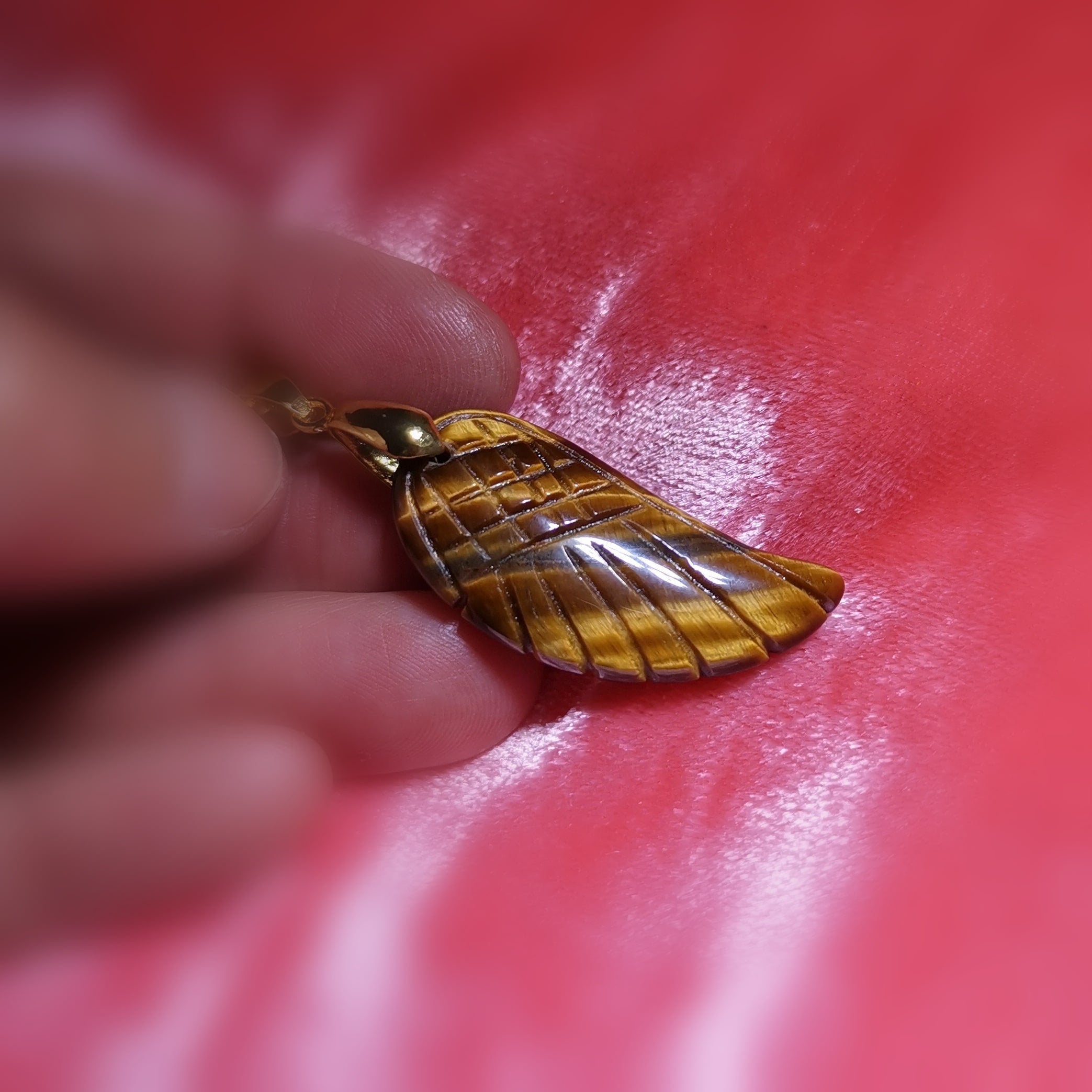 Engelsflügel Tigerauge Edelstein Anhänger – geweiht für Schutz & Vertrauen