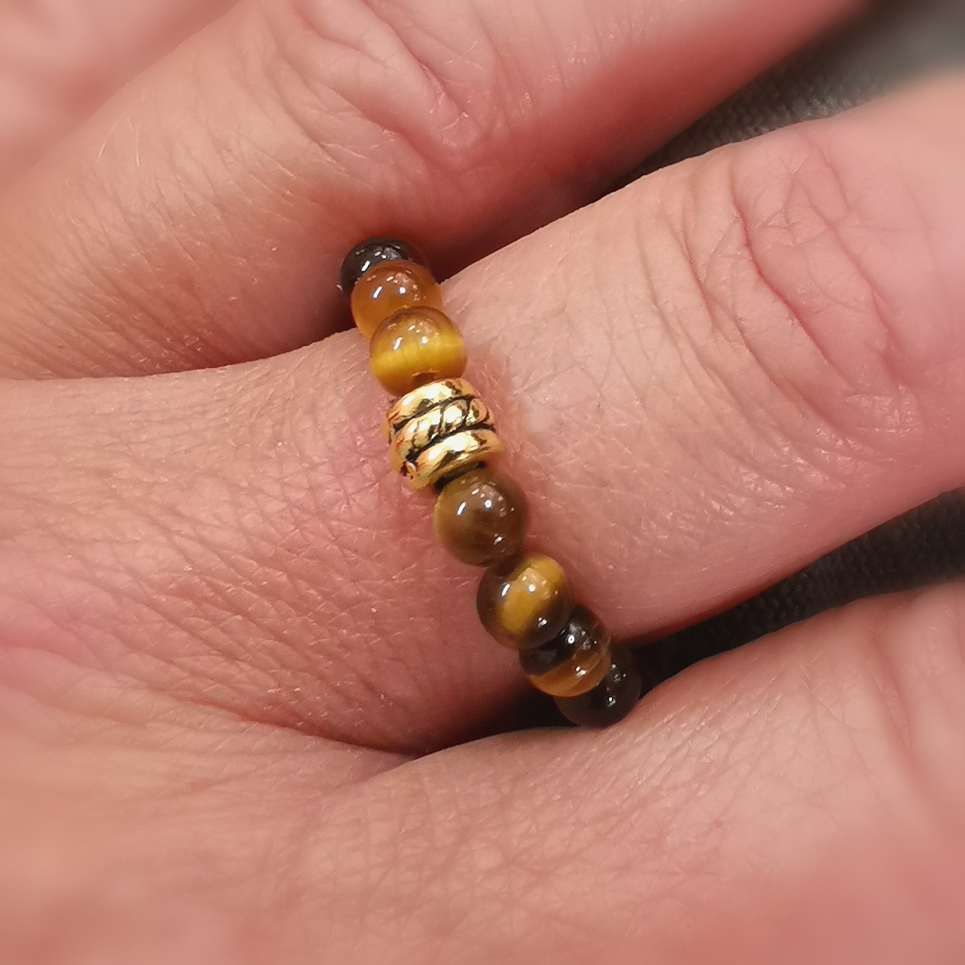 Tigerauge Edelstein Elastik Ring – geweiht für Mut & innere Stärke