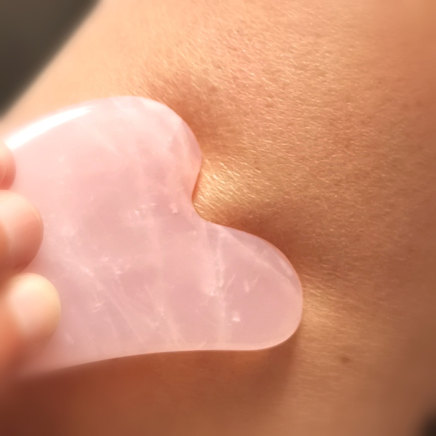 Piedra preciosa Gua Sha de cuarzo rosa en forma de corazón: consagrada para la relajación y la armonía amorosa.