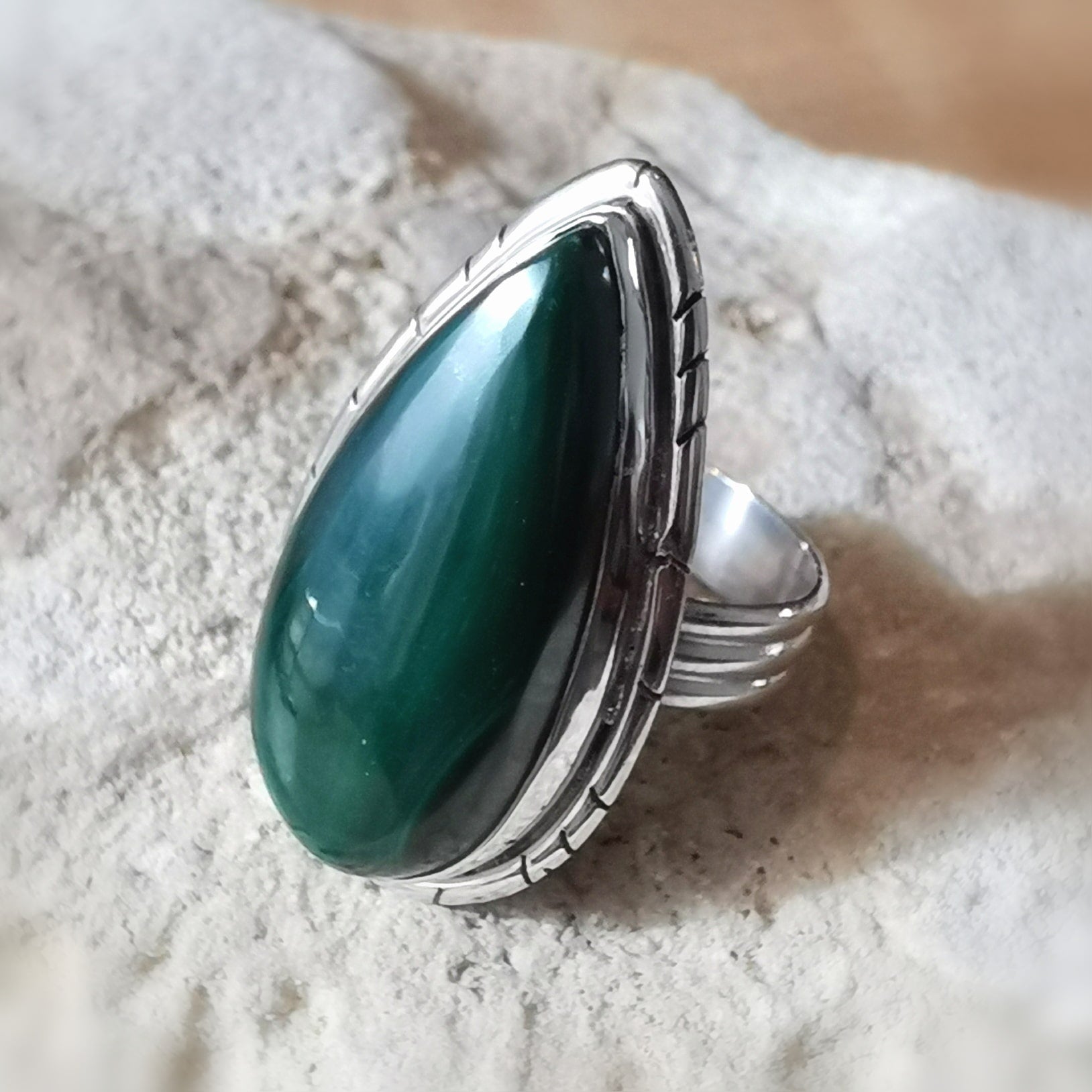 Malachit Tropfen Edelstein Ring – geweiht für Herzchakra, Transformation