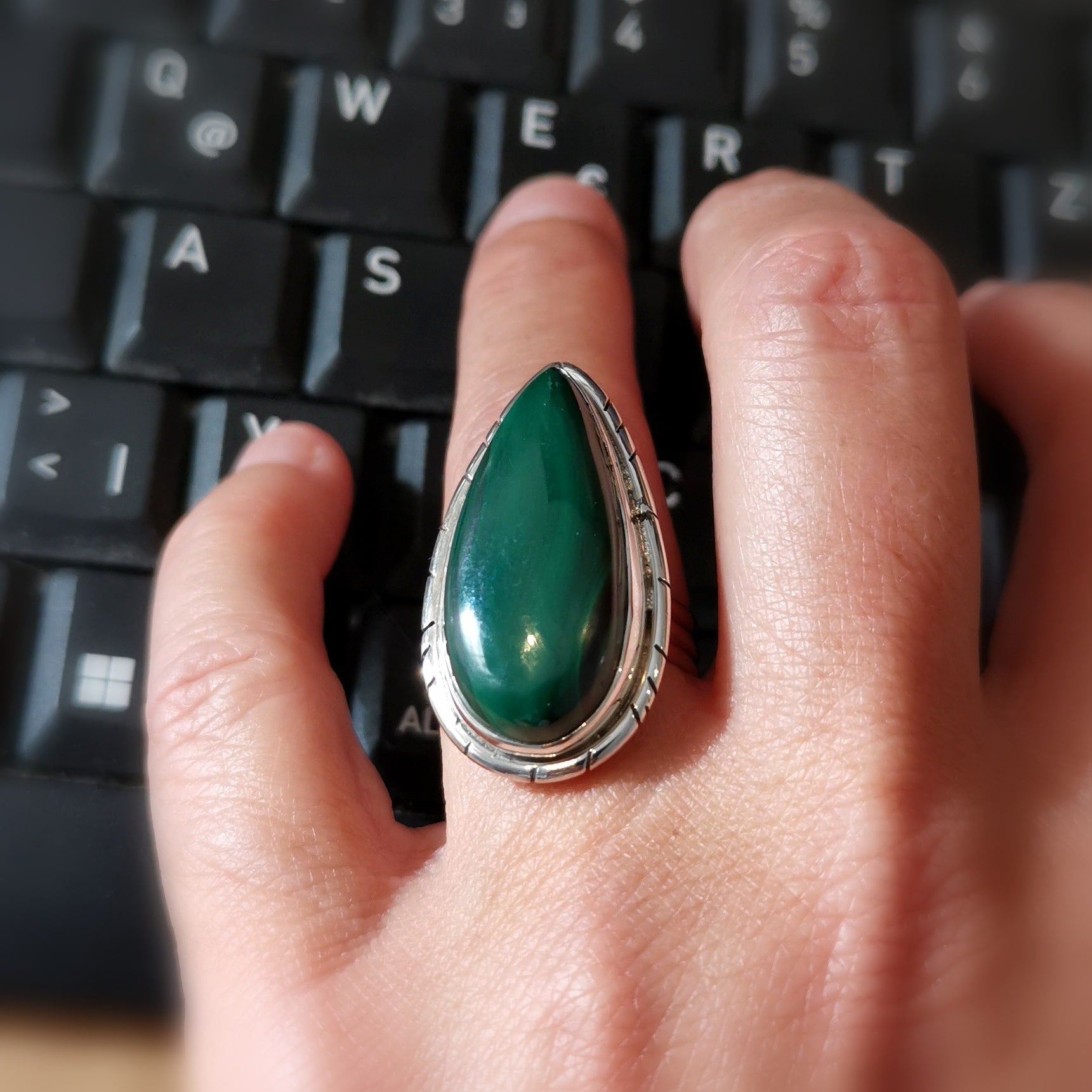 Malachit Tropfen Edelstein Ring – geweiht für Herzchakra, Transformation