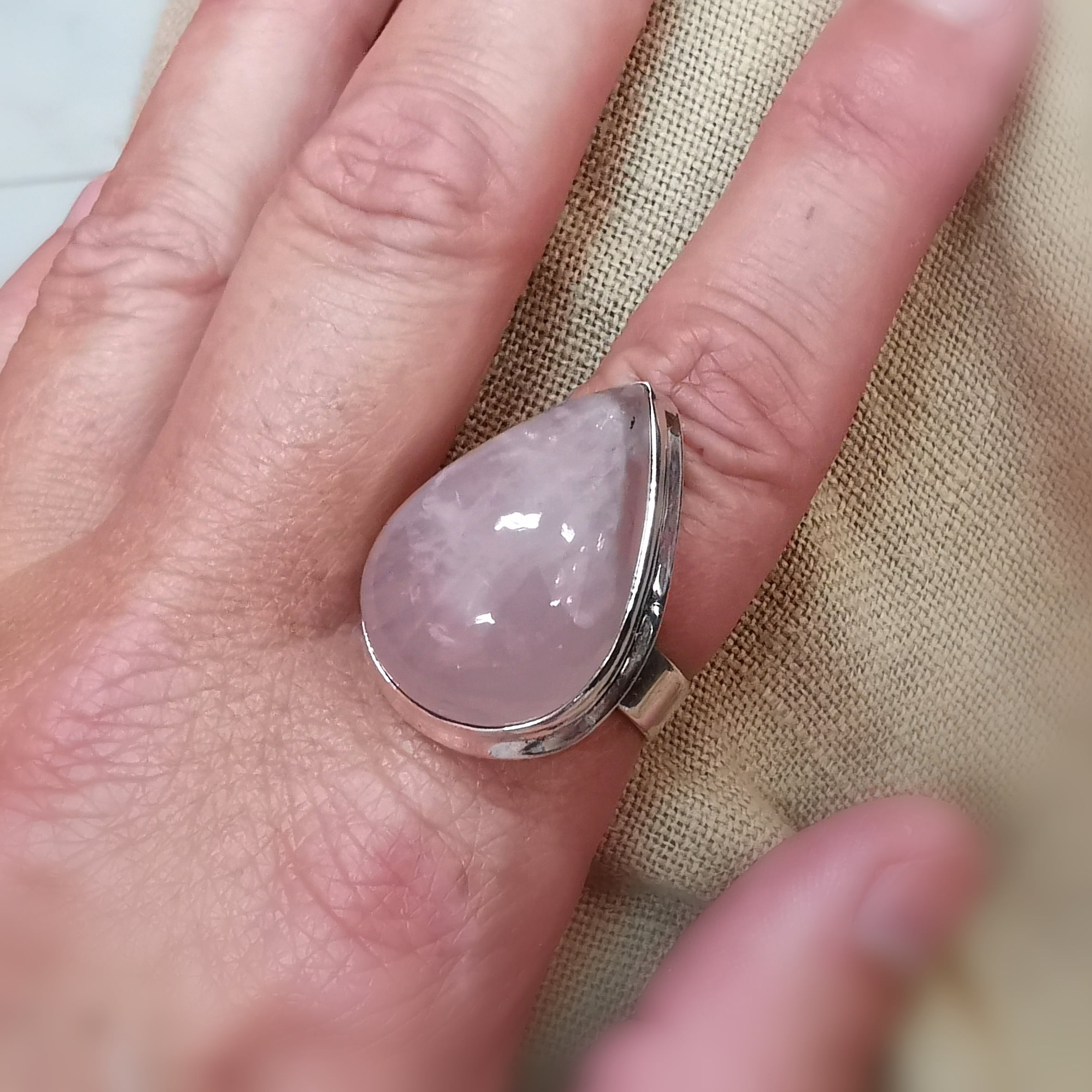 Rosenquarz Tropfen Edelstein Ring – für Liebe, Herzöffnung & Sanftmut