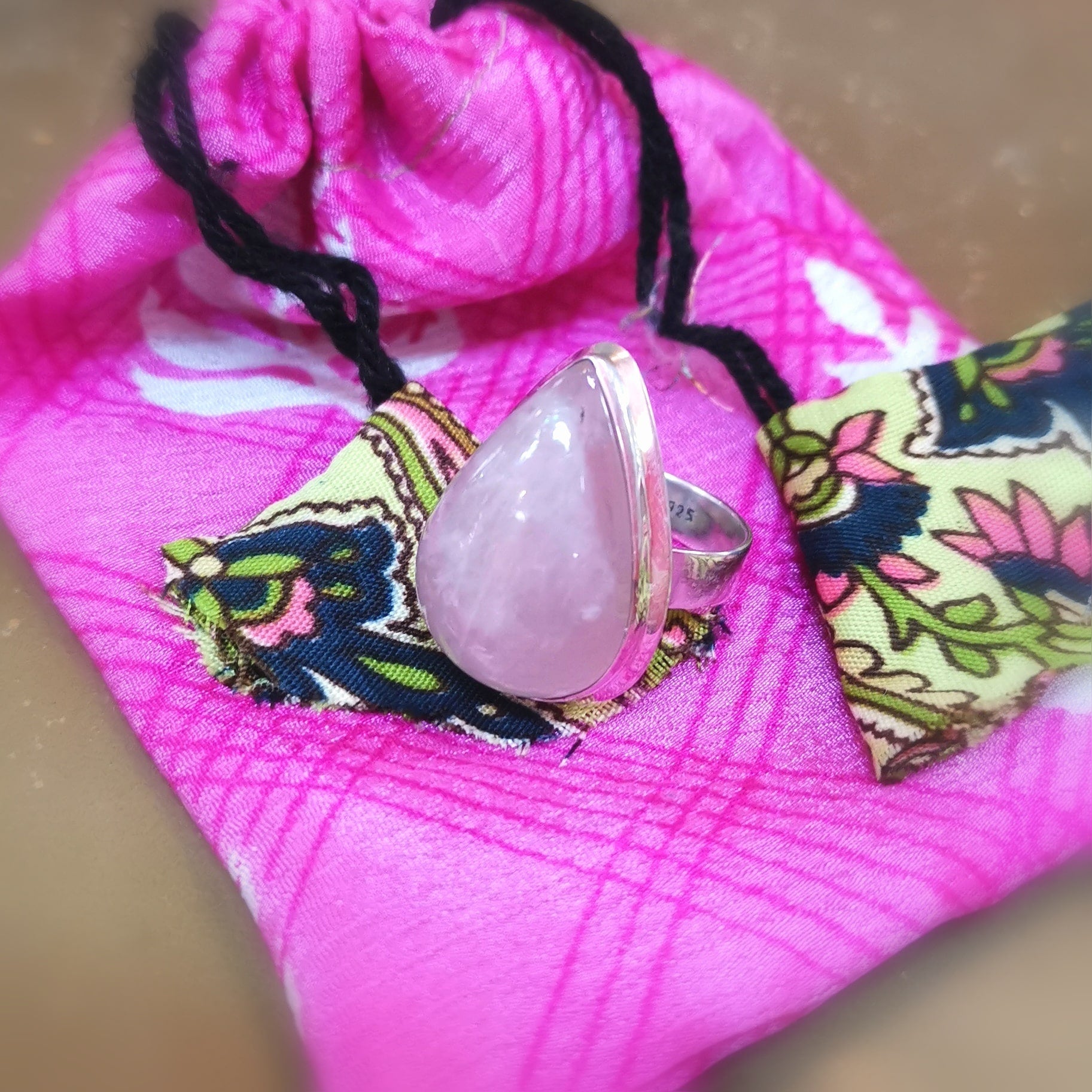 Rosenquarz Tropfen Edelstein Ring – für Liebe, Herzöffnung & Sanftmut