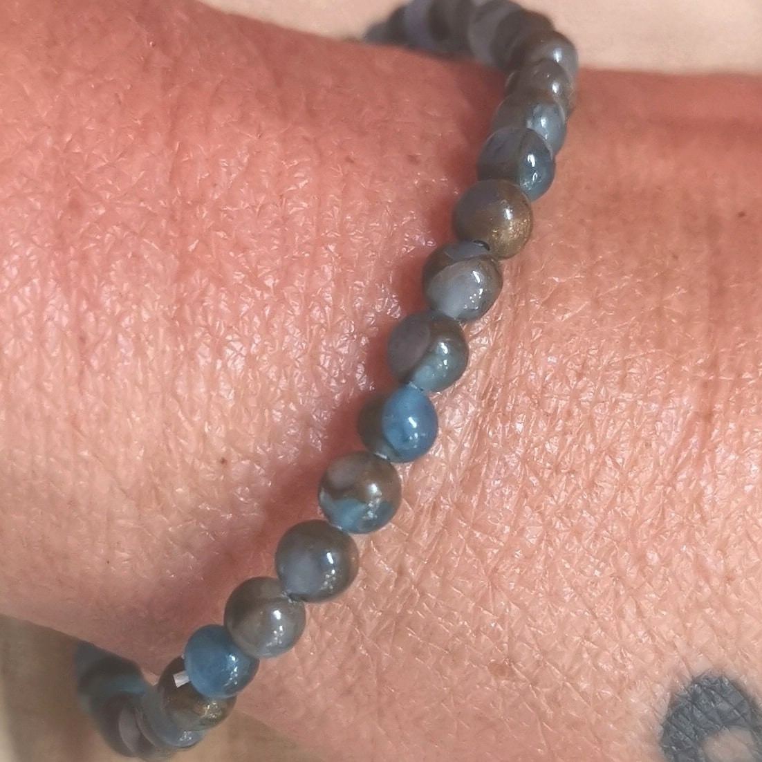 Blauer Jaspis Edelstein Armband – geweiht für Klarheit, Schutz & innere Ordnung