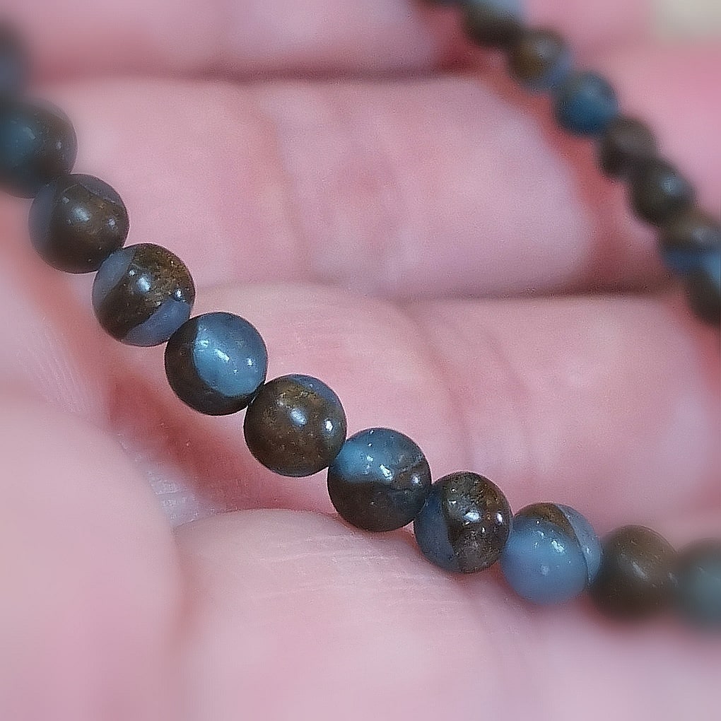 Blauer Jaspis Edelstein Armband – geweiht für Klarheit, Schutz & innere Ordnung