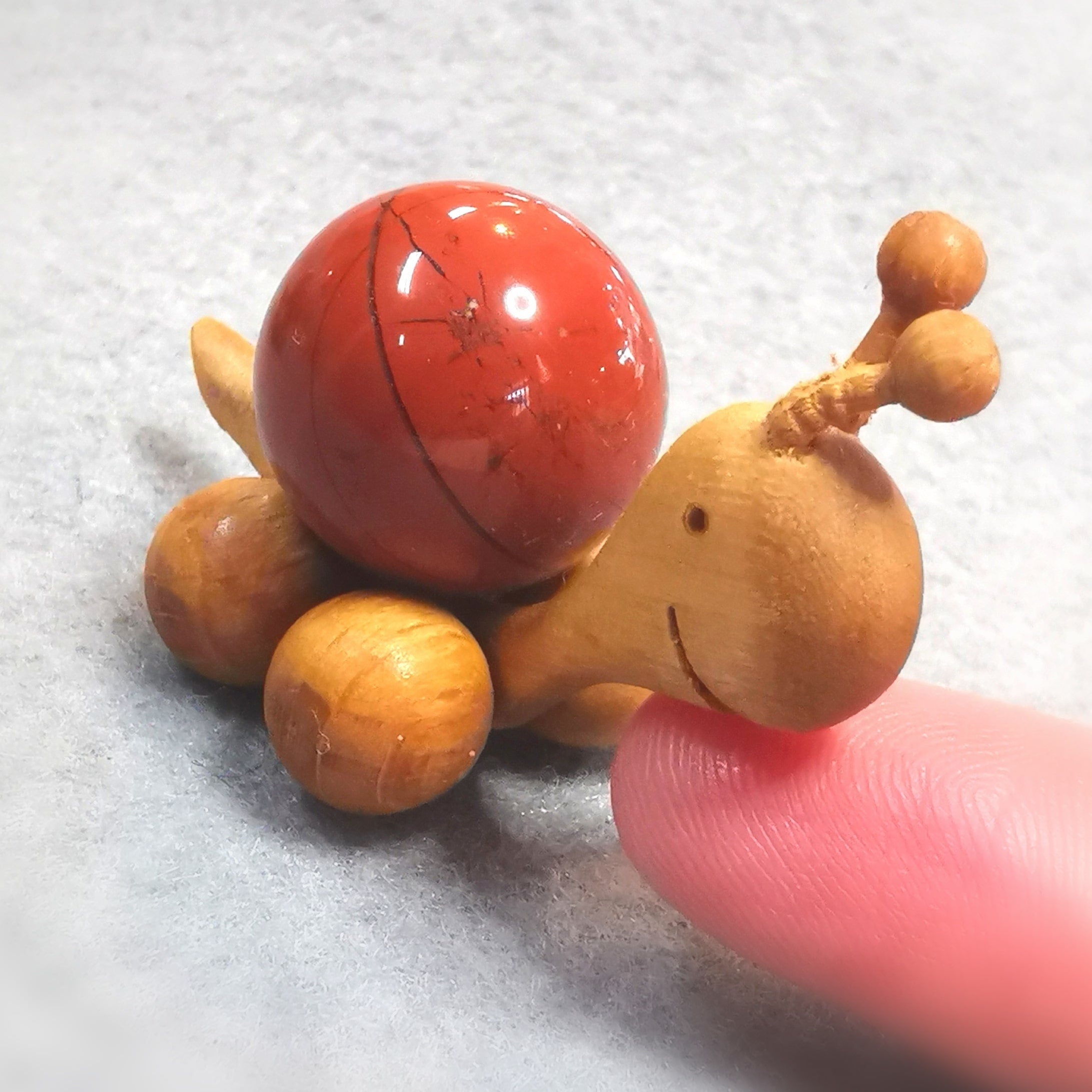 Rollbare Schnecke aus rotem Jaspis – Krafttier & Wurzelchakra Energie