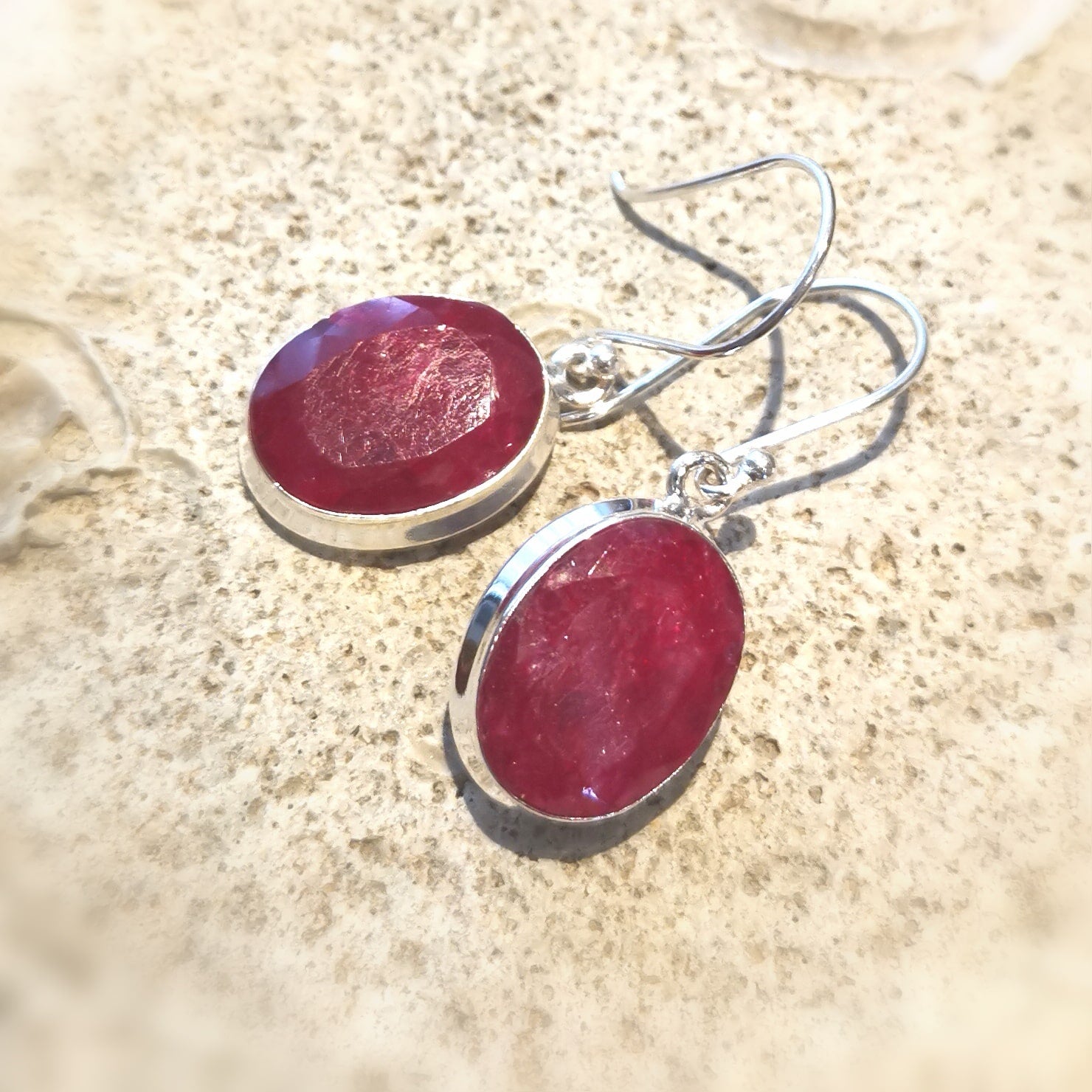 Rubinroter Korund Ohrringe – geweiht für Selbstbewusstsein, Mut & innere Kraft