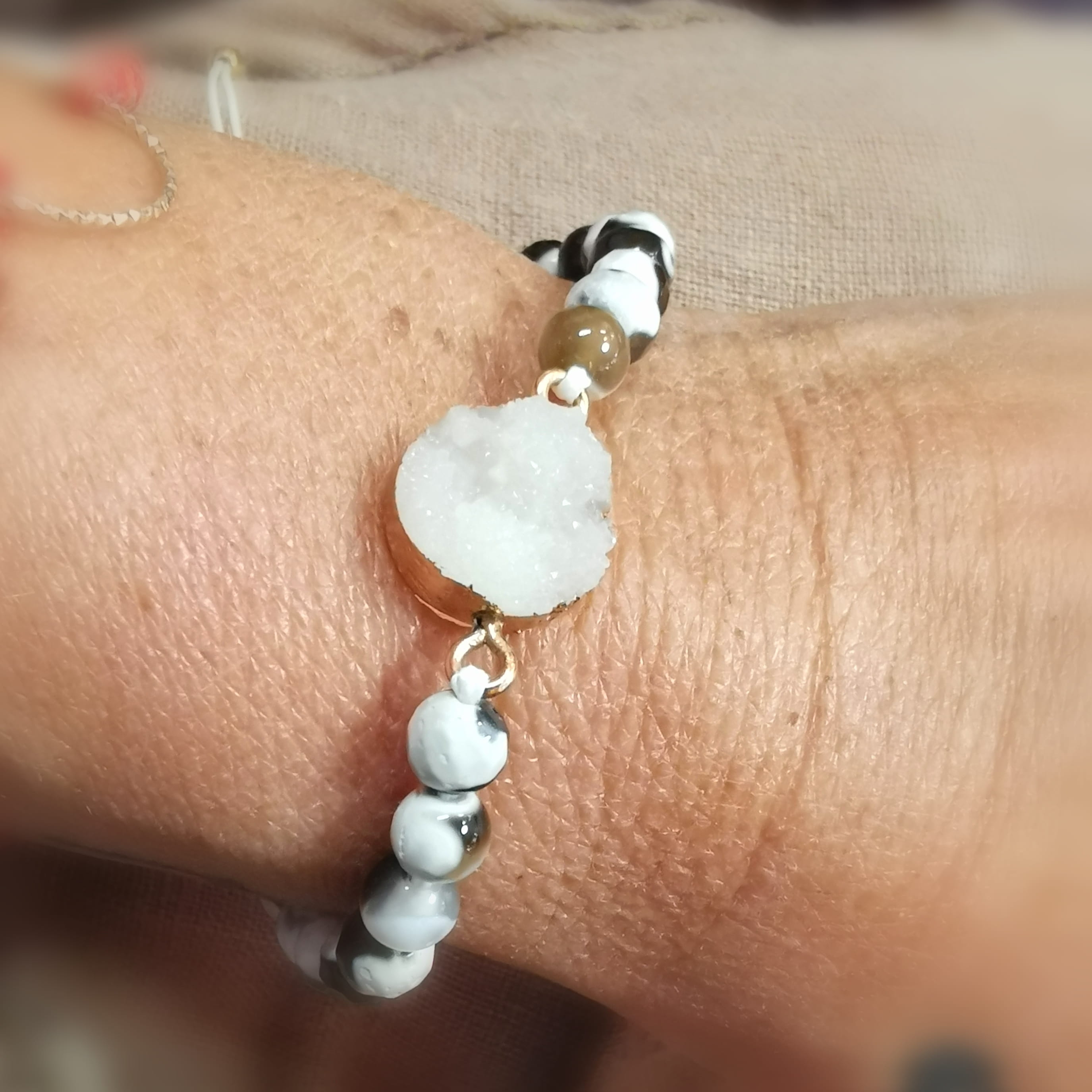 Achat Edelstein Armband schwarz-weiß-gold – für Schutz, Balance & stilvolle Klarheit