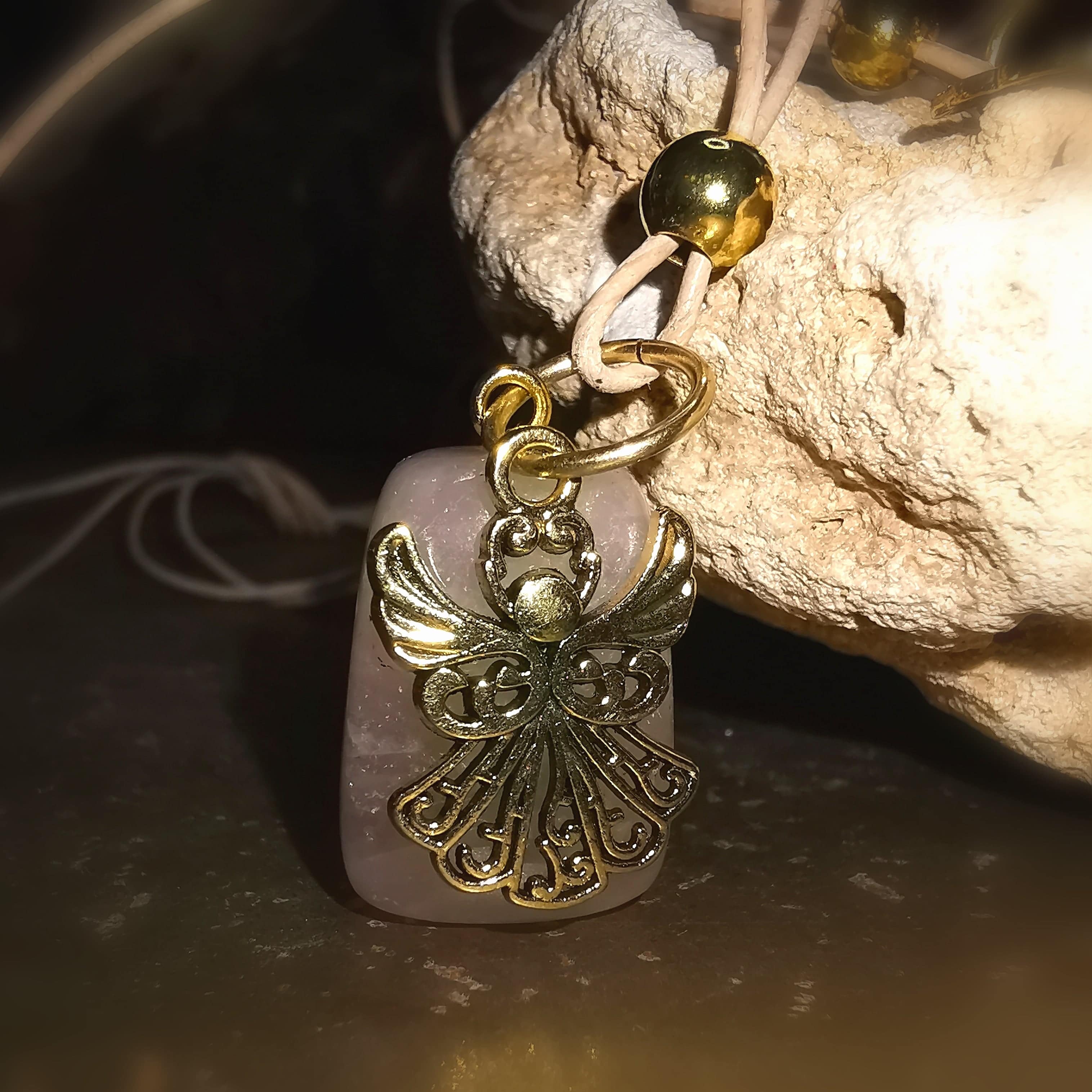 Engel Karma Herzchakra Rosenquarz Leder Kette  ·  geweiht für Liebe, Trost & Herzheilung
