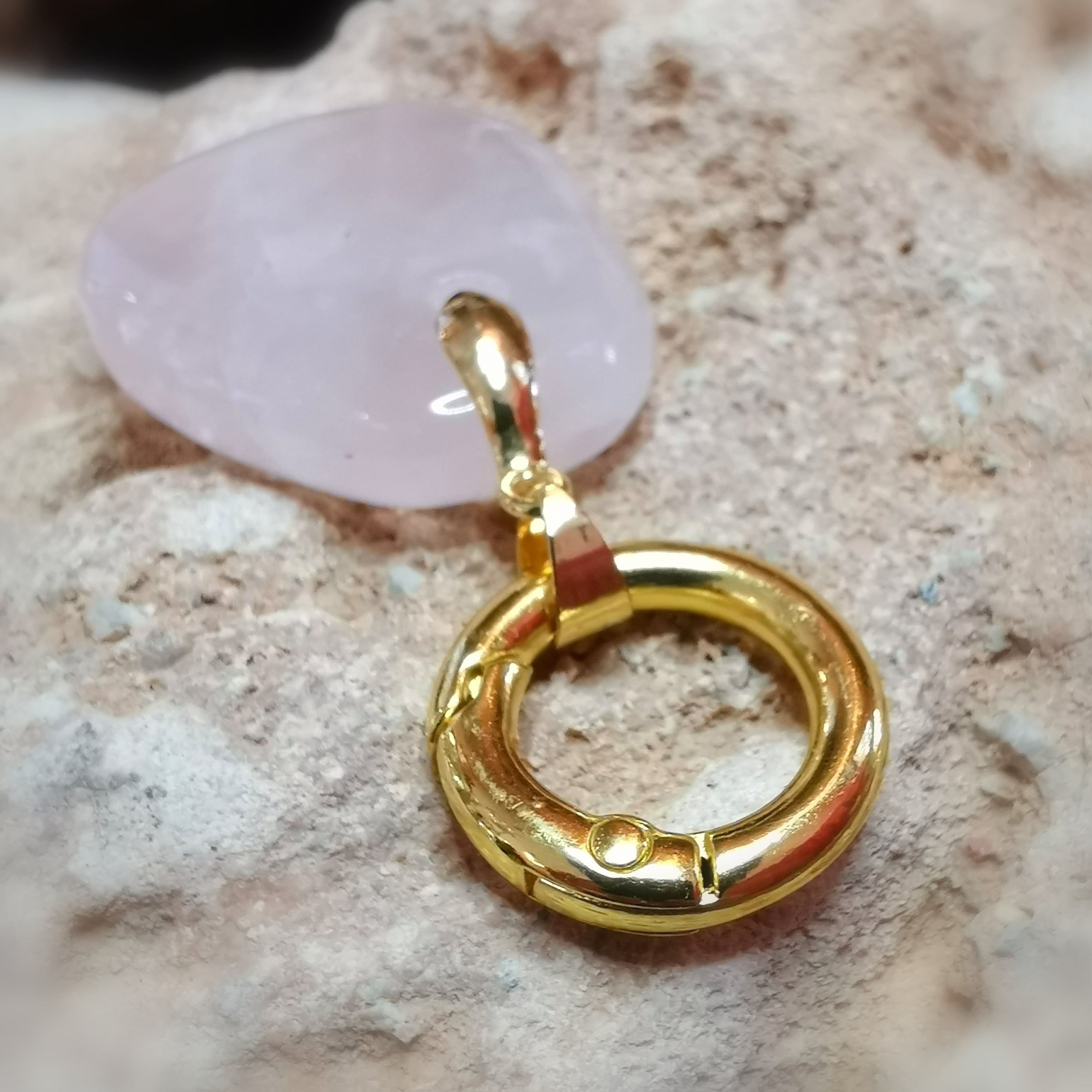 Rosenquarz Amulett Charm Anhänger – Gold Edelstahl · Herzchakra · Liebe & Harmonie