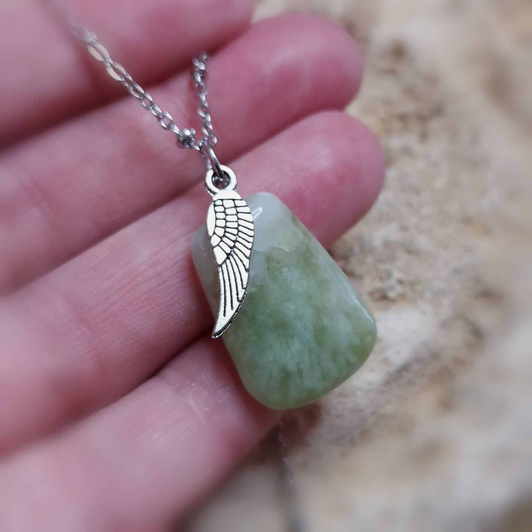 Jade / Serpentin Amulett Kette mit Engelsflügel – geweiht für Schutz & Herzruhe