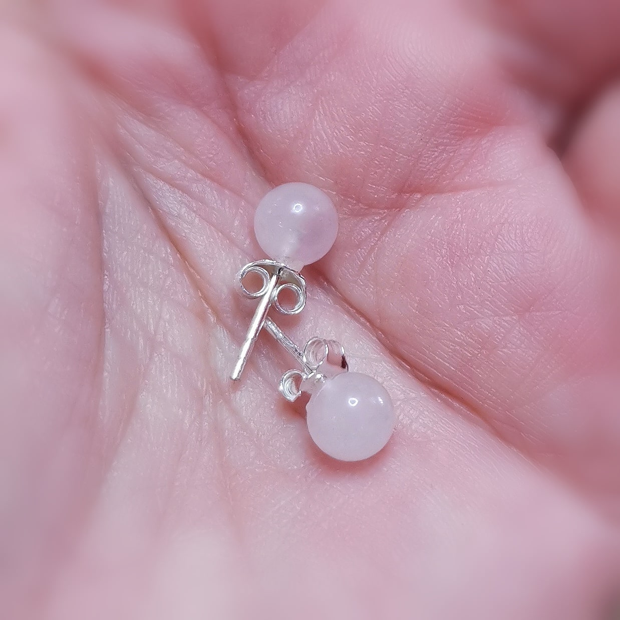 Rosenquarz Edelstein Ohrstecker – 6 mm · Sterlingsilber · geweiht für Liebe & Harmonie