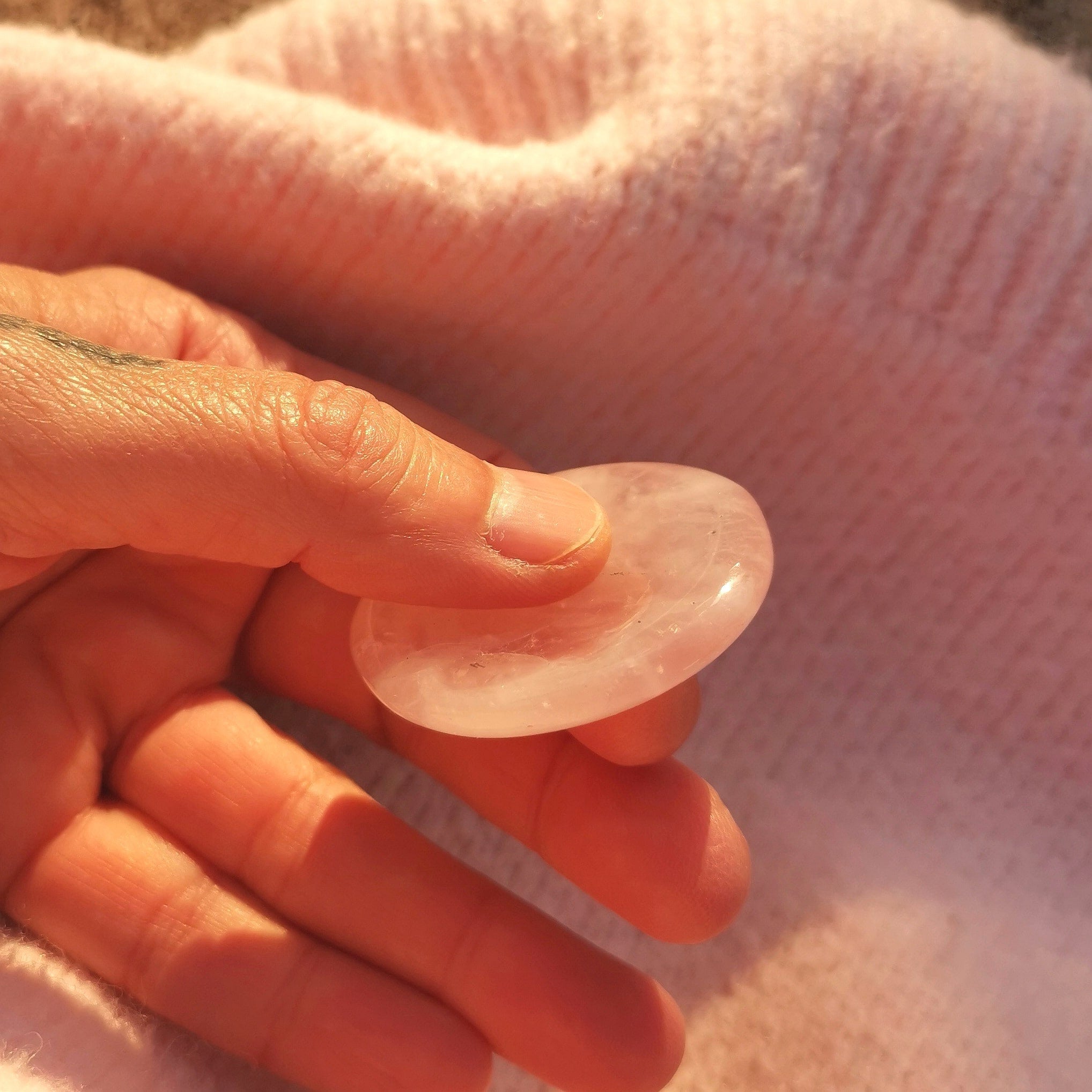 Rosenquarz Daumenstein – Heilstein für Meditation, Bewusstsein & Herzöffnung